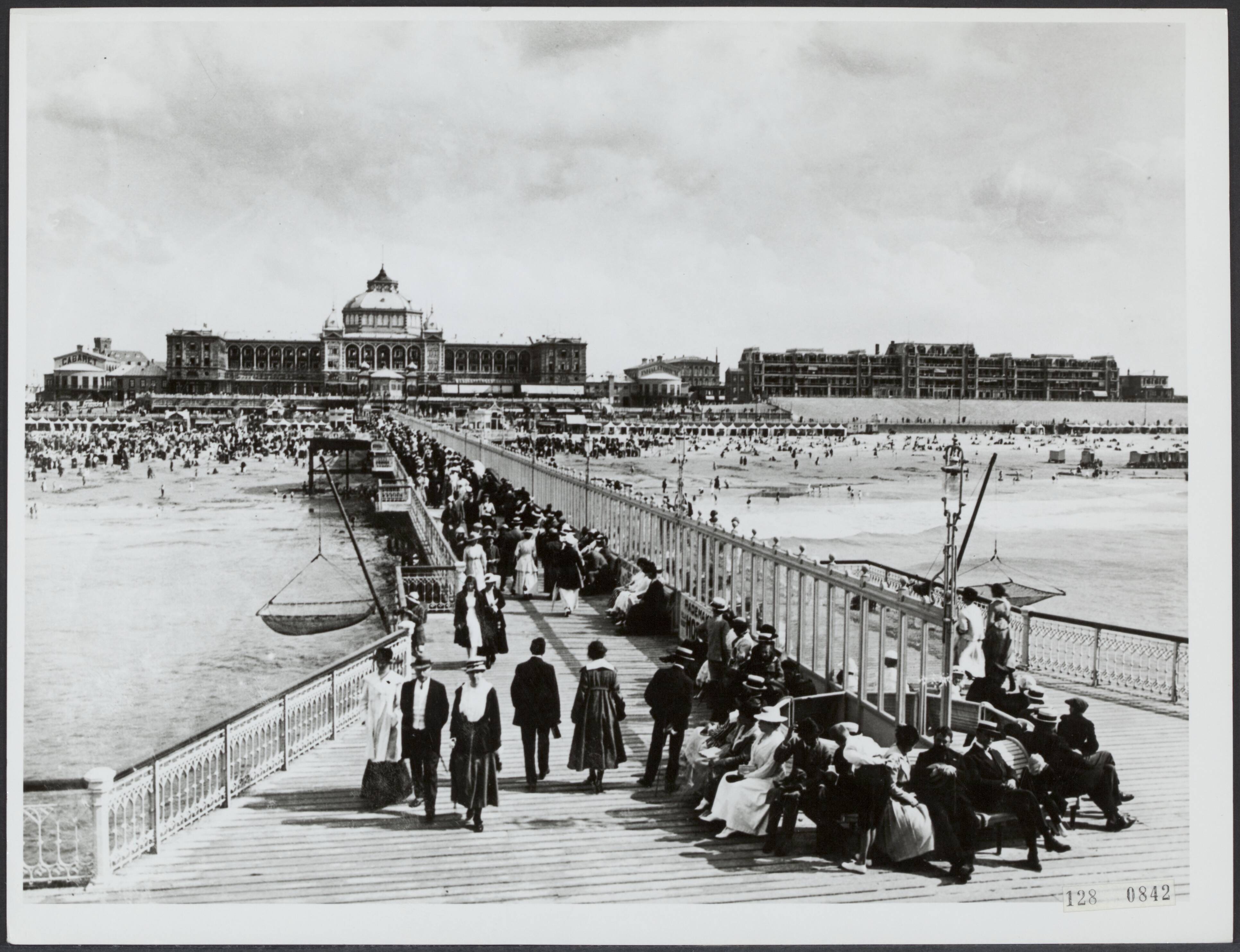 Zee, Scheveningen, Pier [RVD] — Wandelhoofd Wilhelmina. Oude Pier Scheveningen [zicht op Kurhaus] — Foto: Onbekend / Publiek Domein of Rechtenvrij. Licentie: Set B: Rechtenvrij / Publiek Domein. Bron: Nationaal Archief. http://hdl.handle.net/10648/af43e664-d0b4-102d-bcf8-003048976d84