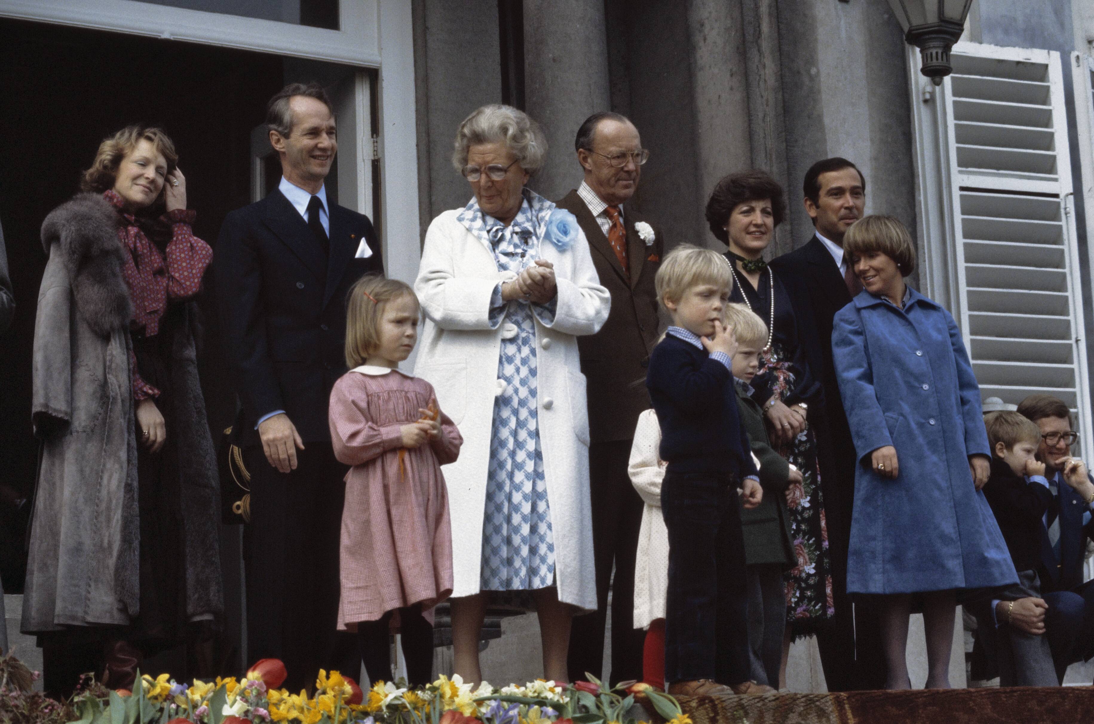 Koniginnedag 1978 — Koninginnedag 1978, defile Soestdijk; Koninklijke Familie (deel) — Foto: Suyk, Koen / Anefo. Licentie: Set B: Rechtenvrij / Publiek Domein. Bron: Nationaal Archief. http://hdl.handle.net/10648/ad9481c0-d0b4-102d-bcf8-003048976d84