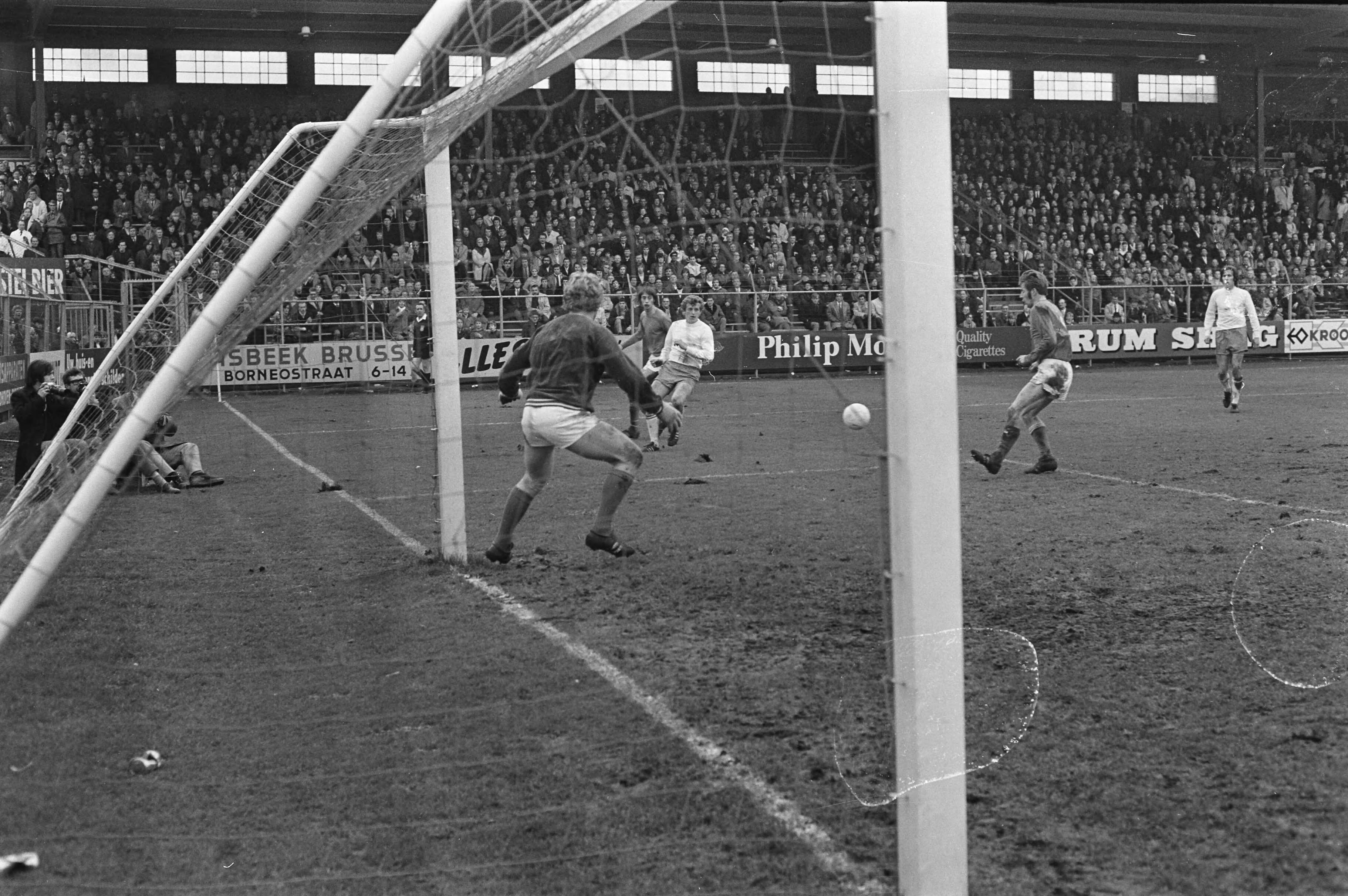 Fotocollectie Anefo — Nederlands elftal traint voor wedstrijd tegen Luxemburg, in Zeist — Foto: Verhoeff, Bert / Anefo. Licentie: Set B: Rechtenvrij / Publiek Domein. Bron: Nationaal Archief. http://hdl.handle.net/10648/abb4a330-d0b4-102d-bcf8-003048976d84