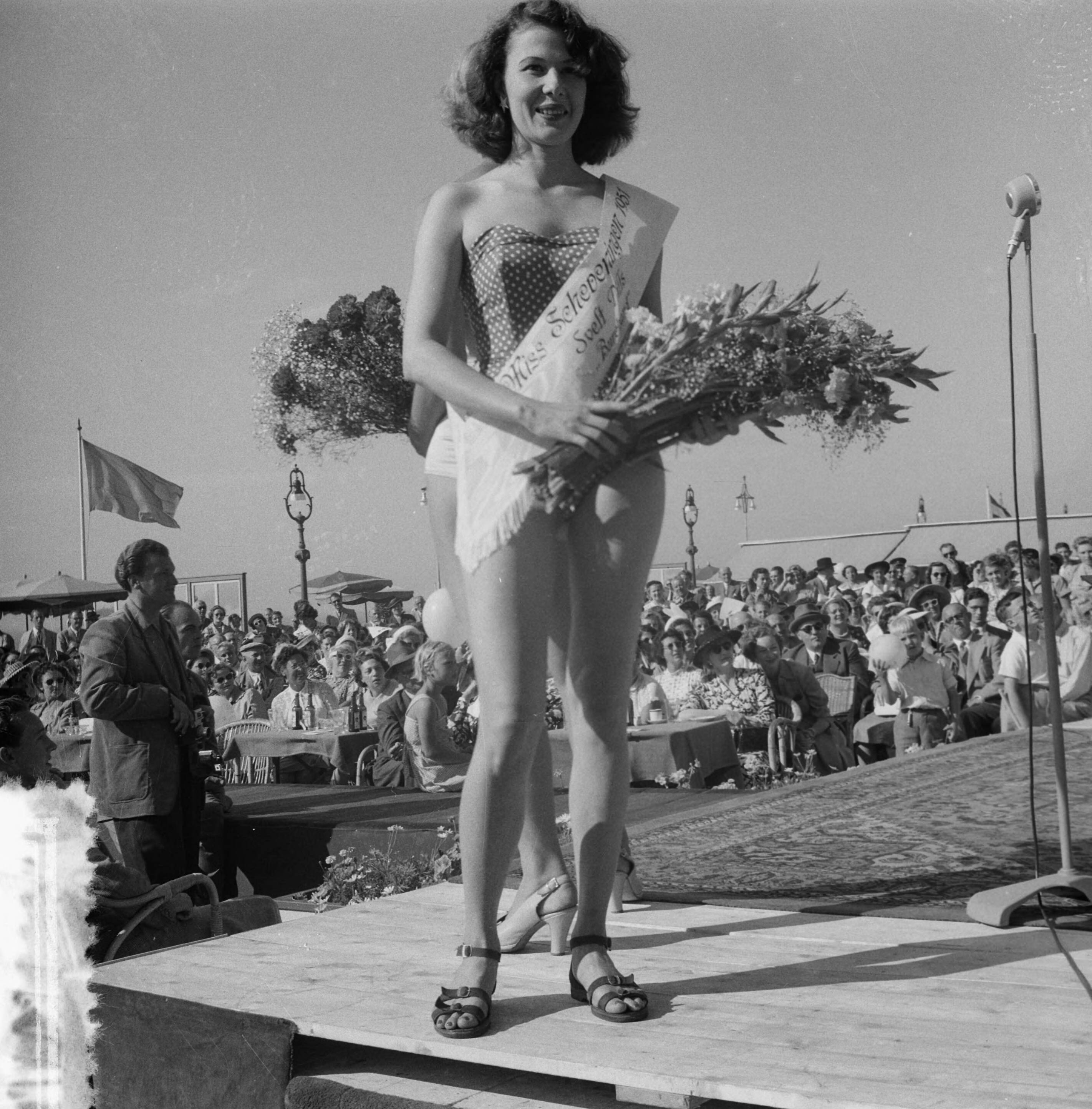Miss Scheveningen — Verkiezing Miss Scheveningen 1951. Winnares Madeleine de Rijke (20) uit Den Haag — Foto: Vogel, Carel L. de / Anefo. Licentie: Set B: Rechtenvrij / Publiek Domein. Bron: Nationaal Archief. http://hdl.handle.net/10648/a8edc4a6-d0b4-102d-bcf8-003048976d84