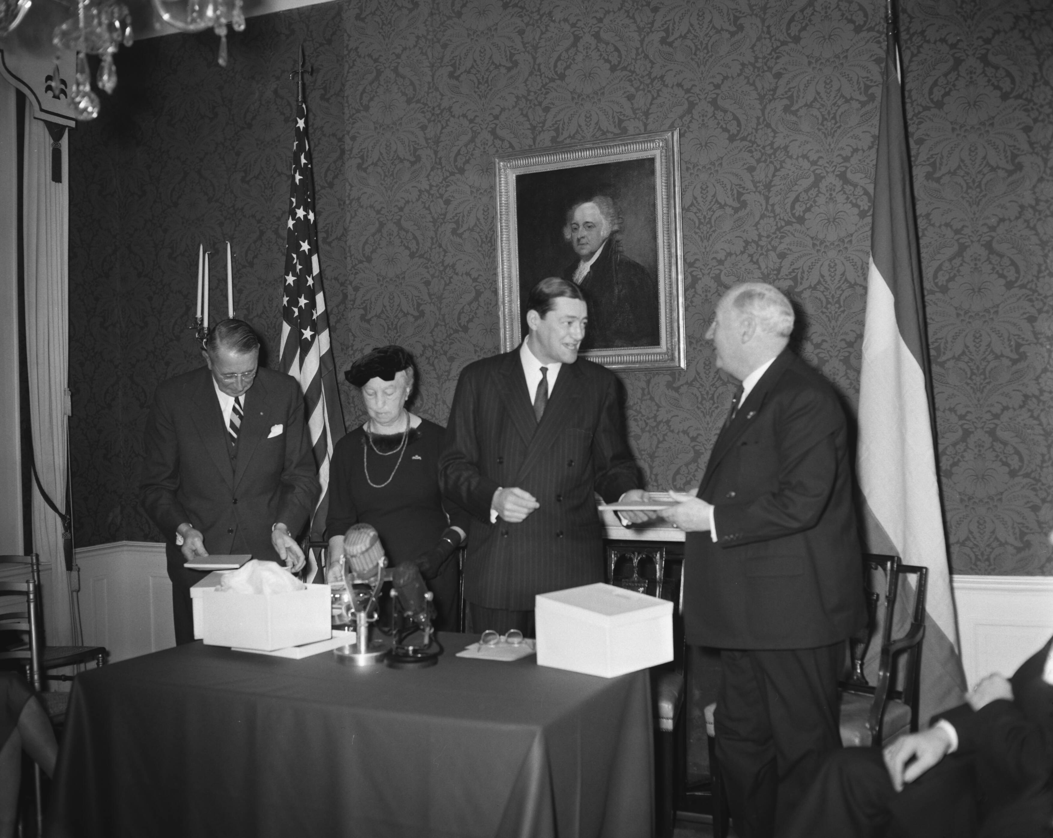 Fotocollectie Anefo — Uitreiking van de Pieter Stuyvesantprijzen door de Amerikaanse ambassadeur Philip Young in zijn ambtswoning. V.l.n.r. Ir. E. U. C. Schiff , mej. dr. J. J. van Dullemond , ambassadeur Young en Willem Hugo de Monchy (hoofdingenieur van de Holland-Amerika Lijn) — Foto: Bilsen, Joop van / Anefo. Licentie: Set B: Rechtenvrij / Publiek Domein. Bron: Nationaal Archief. http://hdl.handle.net/10648/a98a3b9c-d0b4-102d-bcf8-003048976d84
