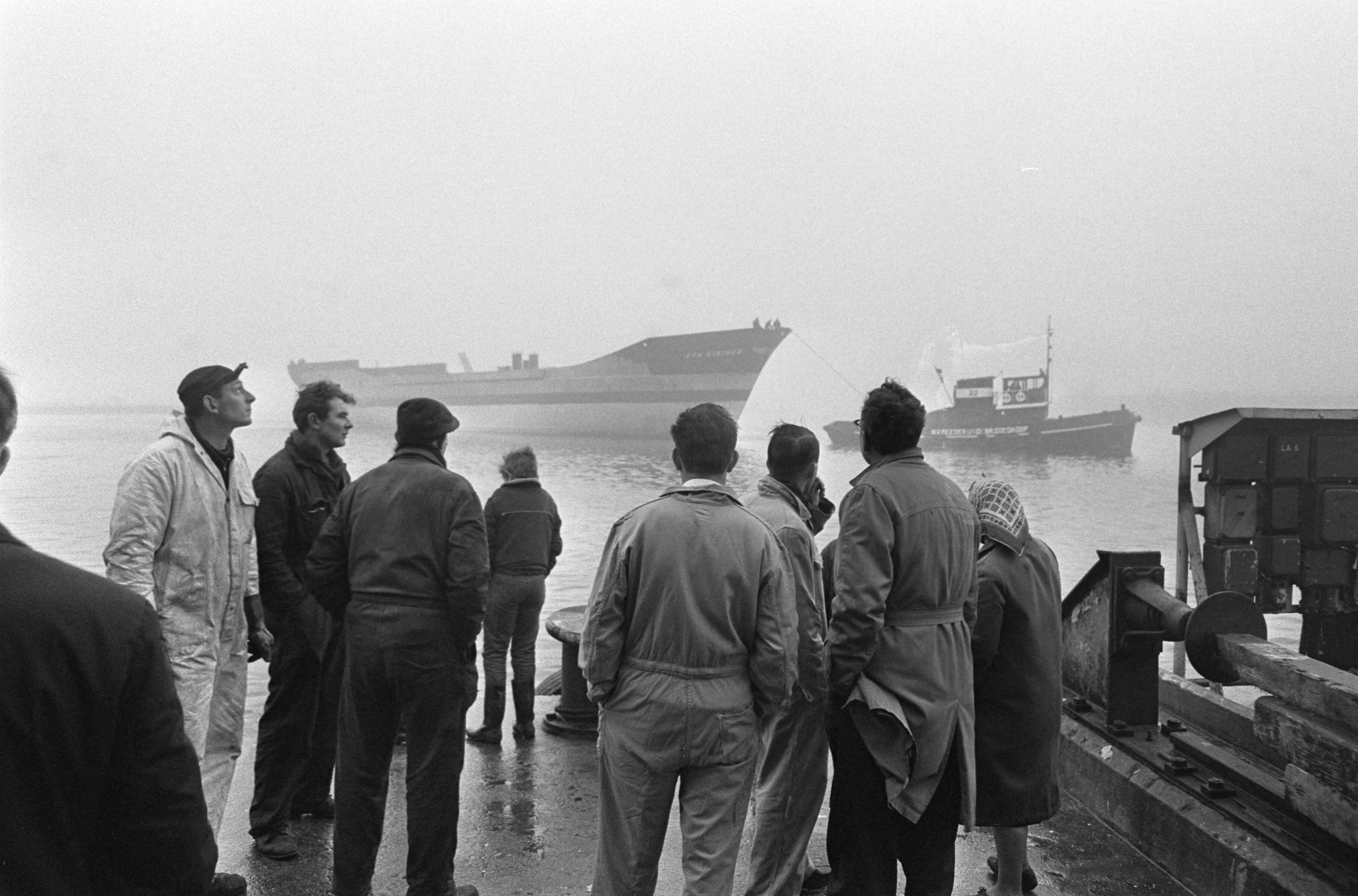 Fotocollectie Anefo — Tewaterlating m.s. "Eva Winther" (Opdracht Zaanlandse Scheepsbouw Maatschappij) — Foto: Kroon, Ron / Anefo. Licentie: Set B: Rechtenvrij / Publiek Domein. Bron: Nationaal Archief. http://hdl.handle.net/10648/aad9cb8e-d0b4-102d-bcf8-003048976d84