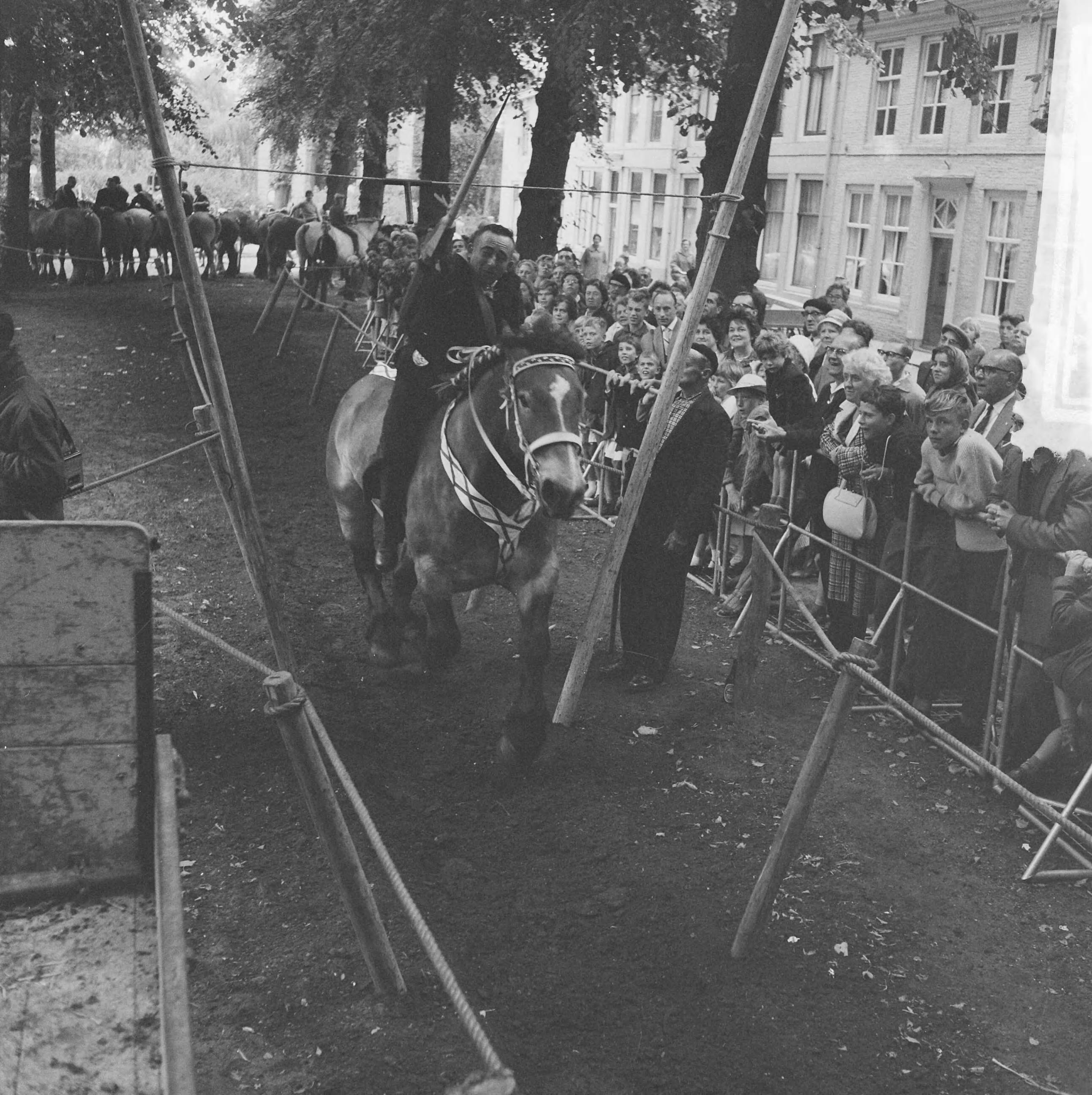 Fotocollectie Anefo — Ringrijden in Middelburg. Boer op paard kwam aanrijden — Foto: Koch, Eric / Anefo. Licentie: Set B: Rechtenvrij / Publiek Domein. Bron: Nationaal Archief. http://hdl.handle.net/10648/a9e06a76-d0b4-102d-bcf8-003048976d84