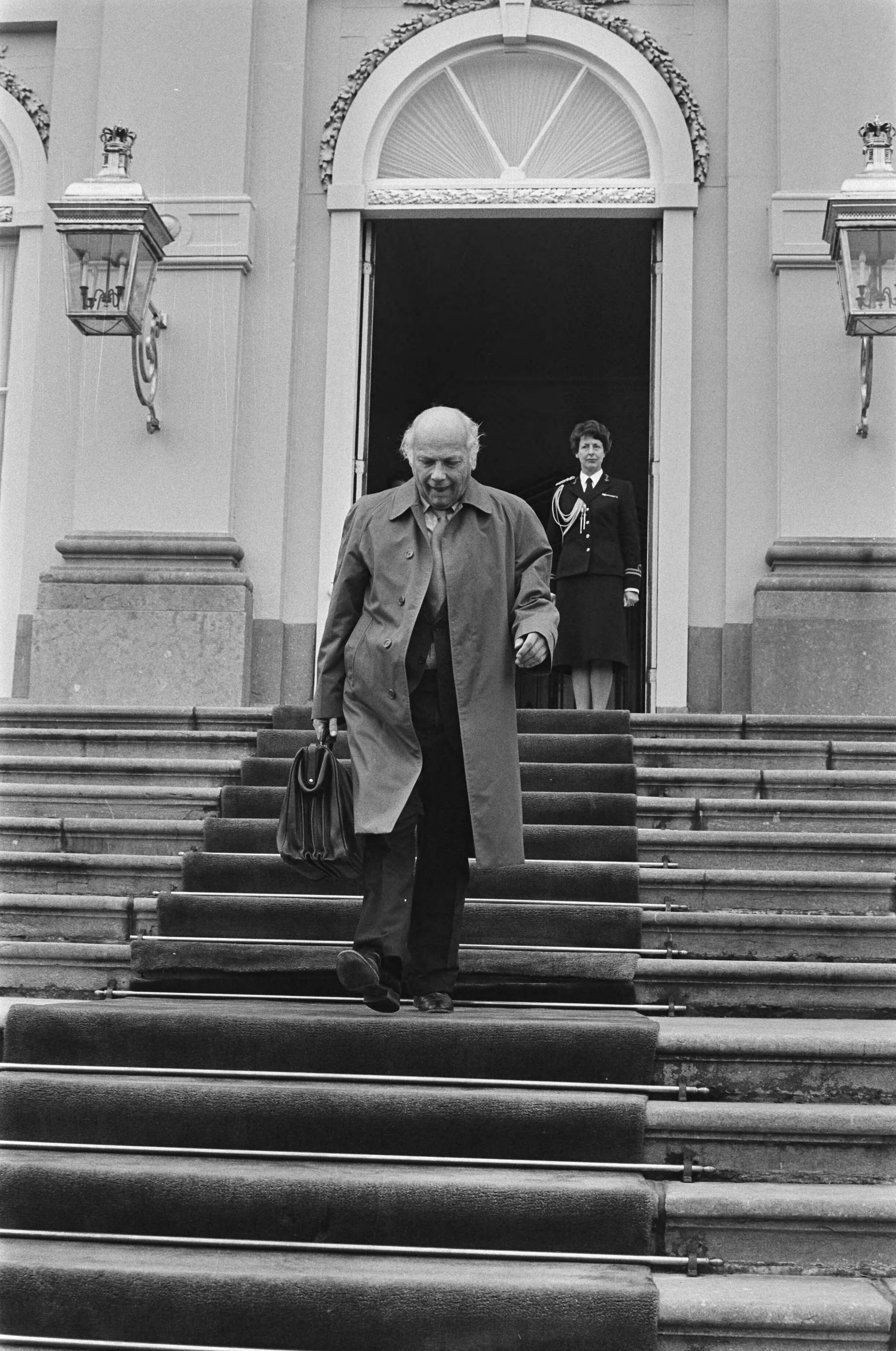 Formateur Den Uyl geeft formatie-opdracht terug aan koningin Juliana op Huis ten Bosch — Ex-formateur Den Uyl verlaat Huis ten Bosch — Foto: Croes, Rob C. / Anefo. Licentie: Set B: Rechtenvrij / Publiek Domein. Bron: Nationaal Archief. http://hdl.handle.net/10648/ac9f886e-d0b4-102d-bcf8-003048976d84