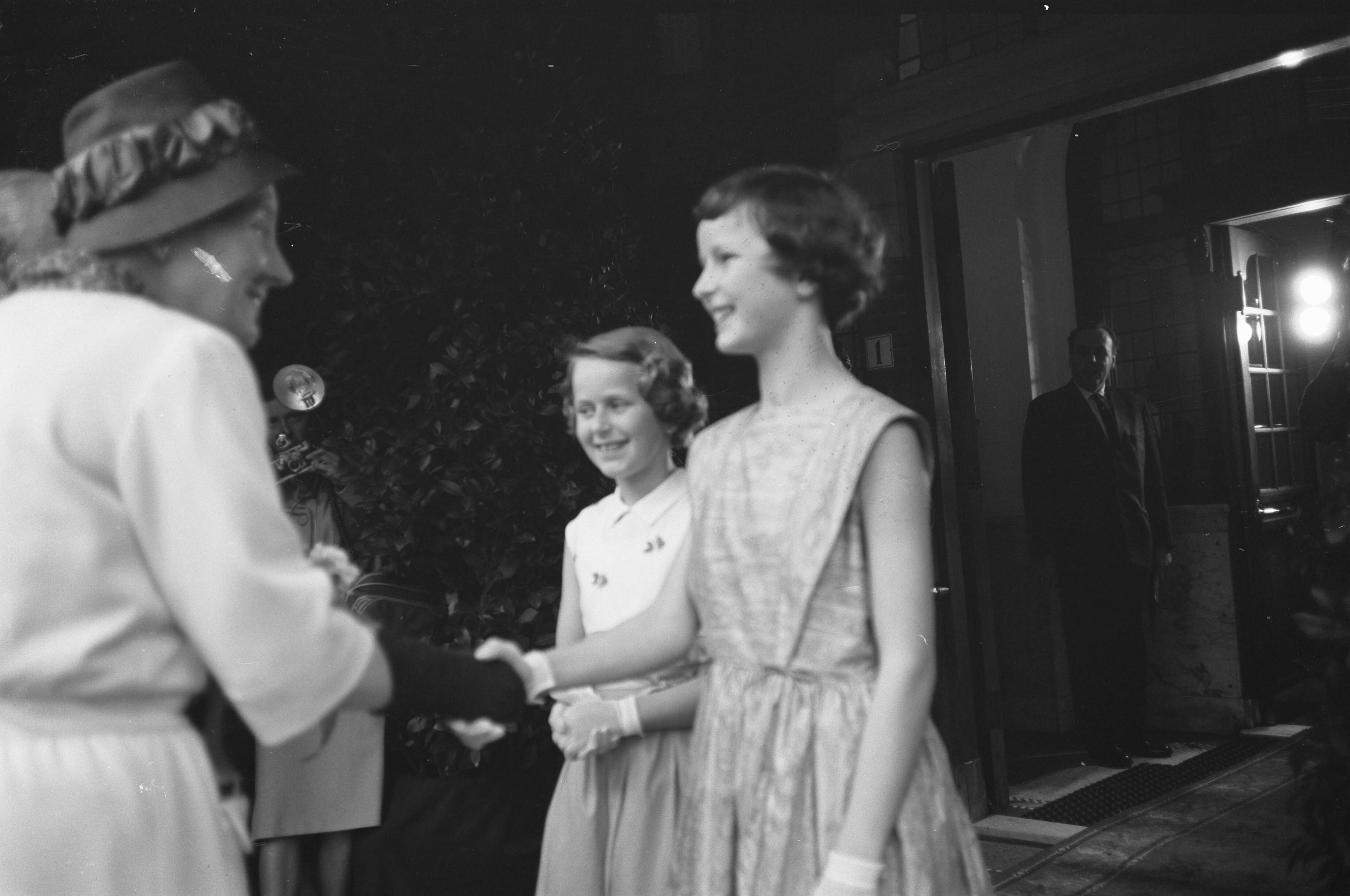 Bezoek koningin Juliana aan Zeist en omgeving — Bezoek koningin Juliana aan Zeist en omgeving. Koningin Juliana bezoekt de verpleeginrichtingen Veldheim en Stenia. Twee meisjes begroeten haar — Foto: Pot, Harry / Anefo. Licentie: Set B: Rechtenvrij / Publiek Domein. Bron: Nationaal Archief. http://hdl.handle.net/10648/a9d73438-d0b4-102d-bcf8-003048976d84