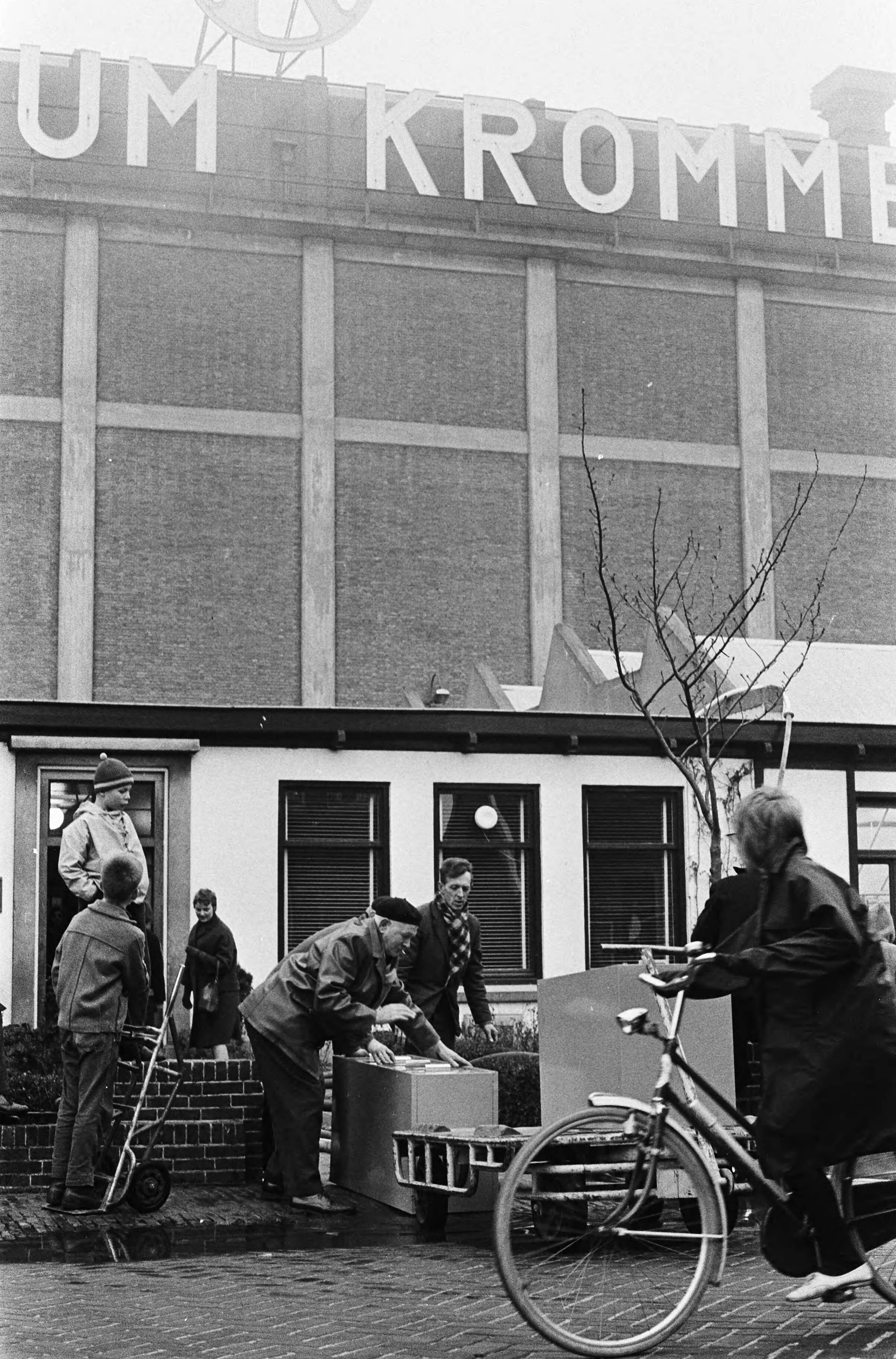 Fotocollectie Anefo — Brand in fabriek van linoleum in Krommenie. Complex waar de brand woedde — Foto: Gelderen, Hugo van / Anefo. Licentie: Set B: Rechtenvrij / Publiek Domein. Bron: Nationaal Archief. http://hdl.handle.net/10648/aa2eed18-d0b4-102d-bcf8-003048976d84
