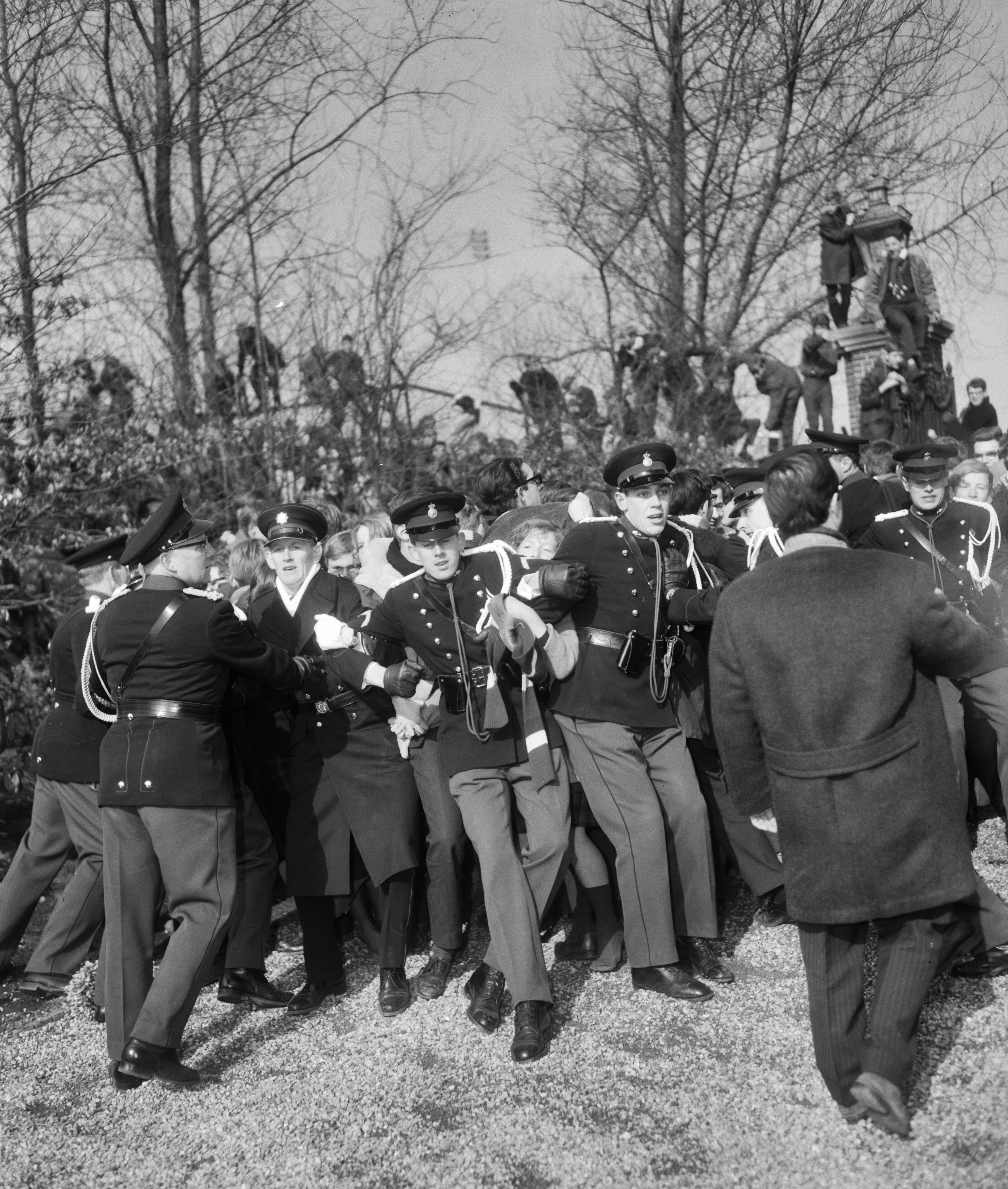 Verloofde paar prinses Margriet en Pieter van Vollenhoven in Den Haag — Verloofde paar in Den Haag , politie en Marechaussee in actie om jeugd bij Catshuis tegen te houden — Foto: Bilsen, Joop van / Anefo. Licentie: Set B: Rechtenvrij / Publiek Domein. Bron: Nationaal Archief. http://hdl.handle.net/10648/aa98a514-d0b4-102d-bcf8-003048976d84