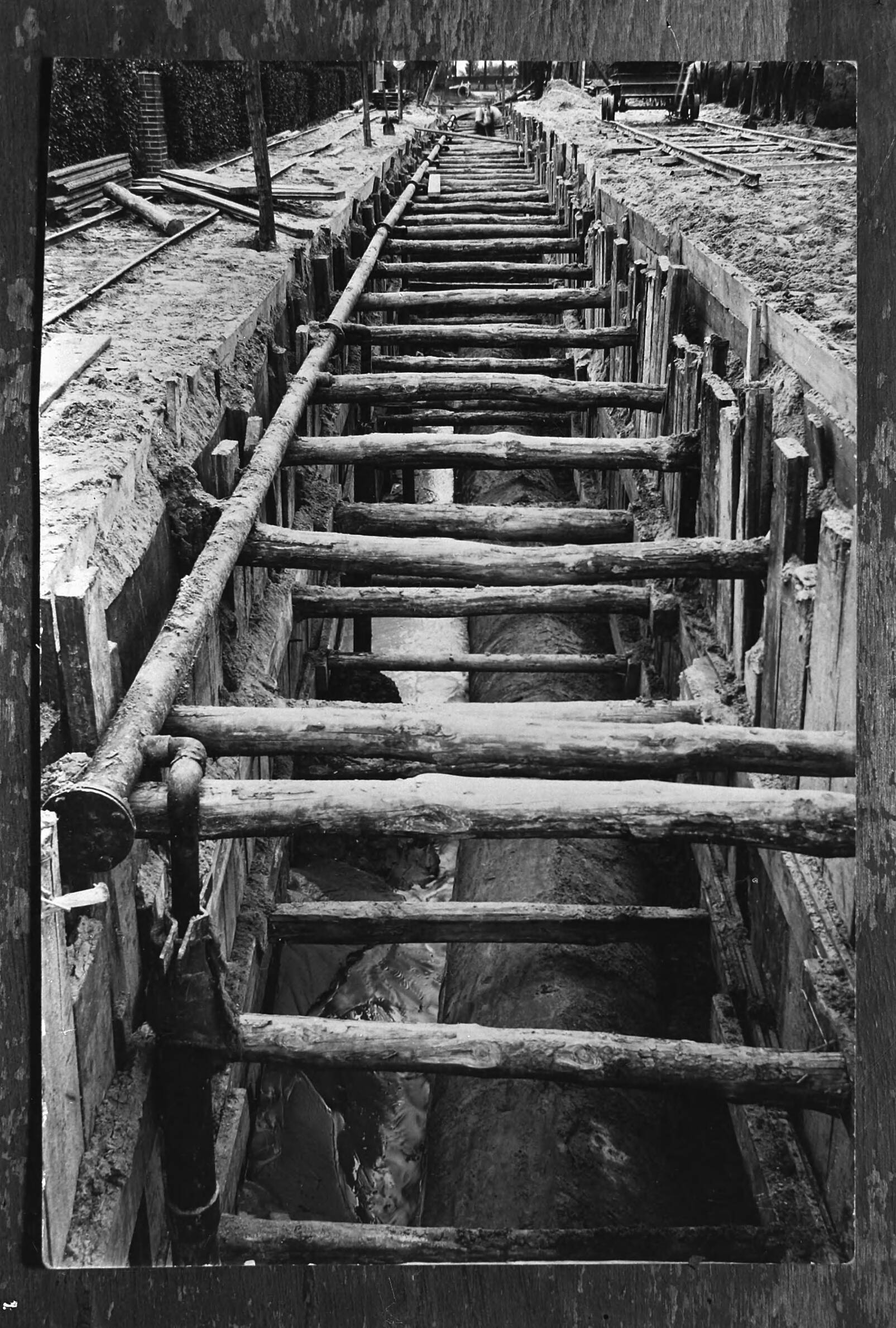 Fotocollectie Arbeidsinspectie — 6.5x9 Rioolsleuf hoofdstraat Teteringen — Foto: Onbekend / Publiek Domein of Rechtenvrij. Licentie: Set B: Rechtenvrij / Publiek Domein. Bron: Nationaal Archief. http://hdl.handle.net/10648/ad9f7be8-d0b4-102d-bcf8-003048976d84