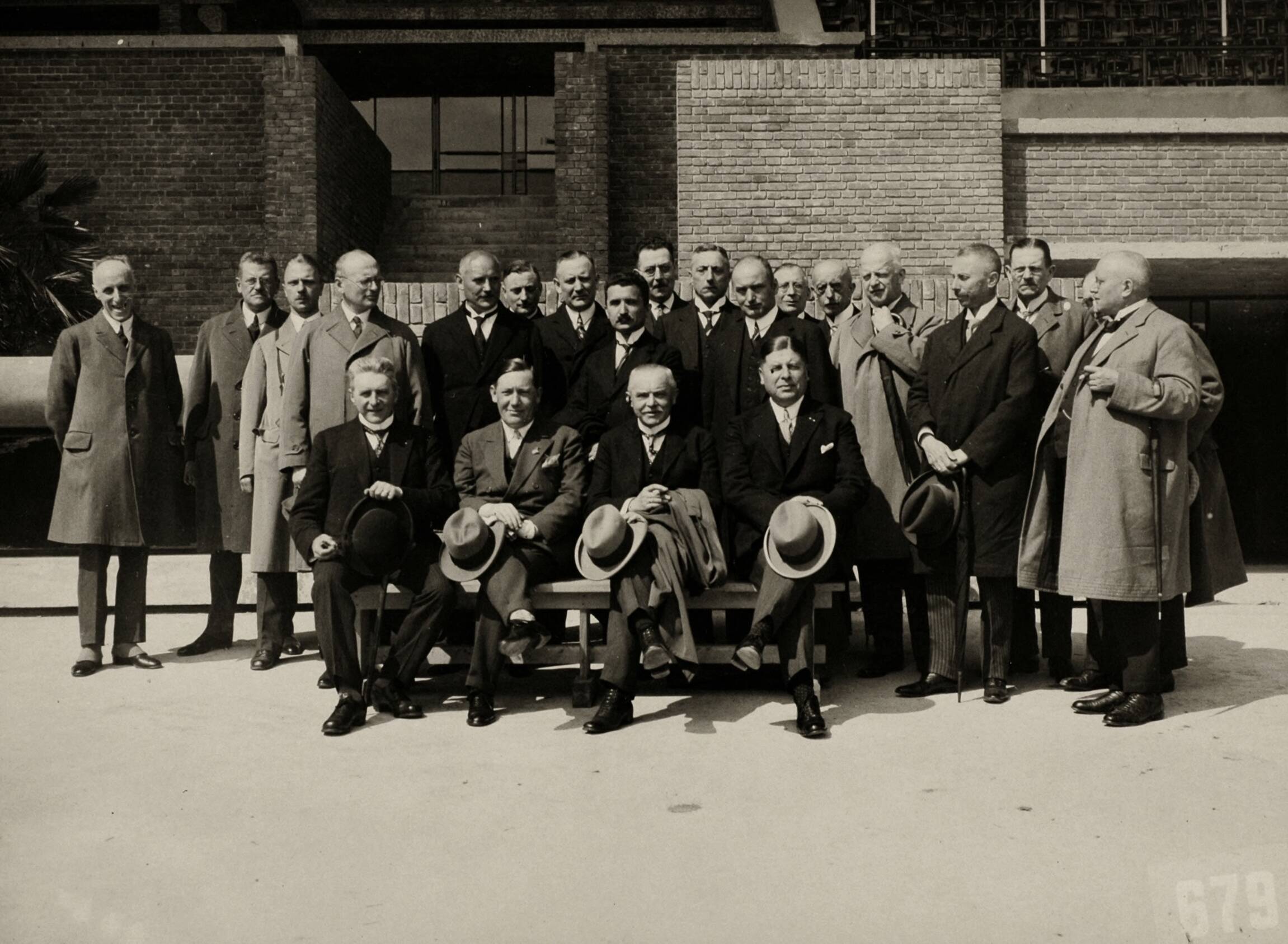 Portretten, Sport — Sport. Olympische Spelen 1928 Amsterdam, Nederland. Groepsfoto van een onbekend gezelschap mannen. — Foto: Fotograaf Onbekend / Algemeen Fotobureau Amsterdam / Rechtenvrij (05589). Licentie: Set B: Rechtenvrij / Publiek Domein. Bron: Nationaal Archief. http://hdl.handle.net/10648/35429da6-d6d4-a382-e063-6df0900a6686