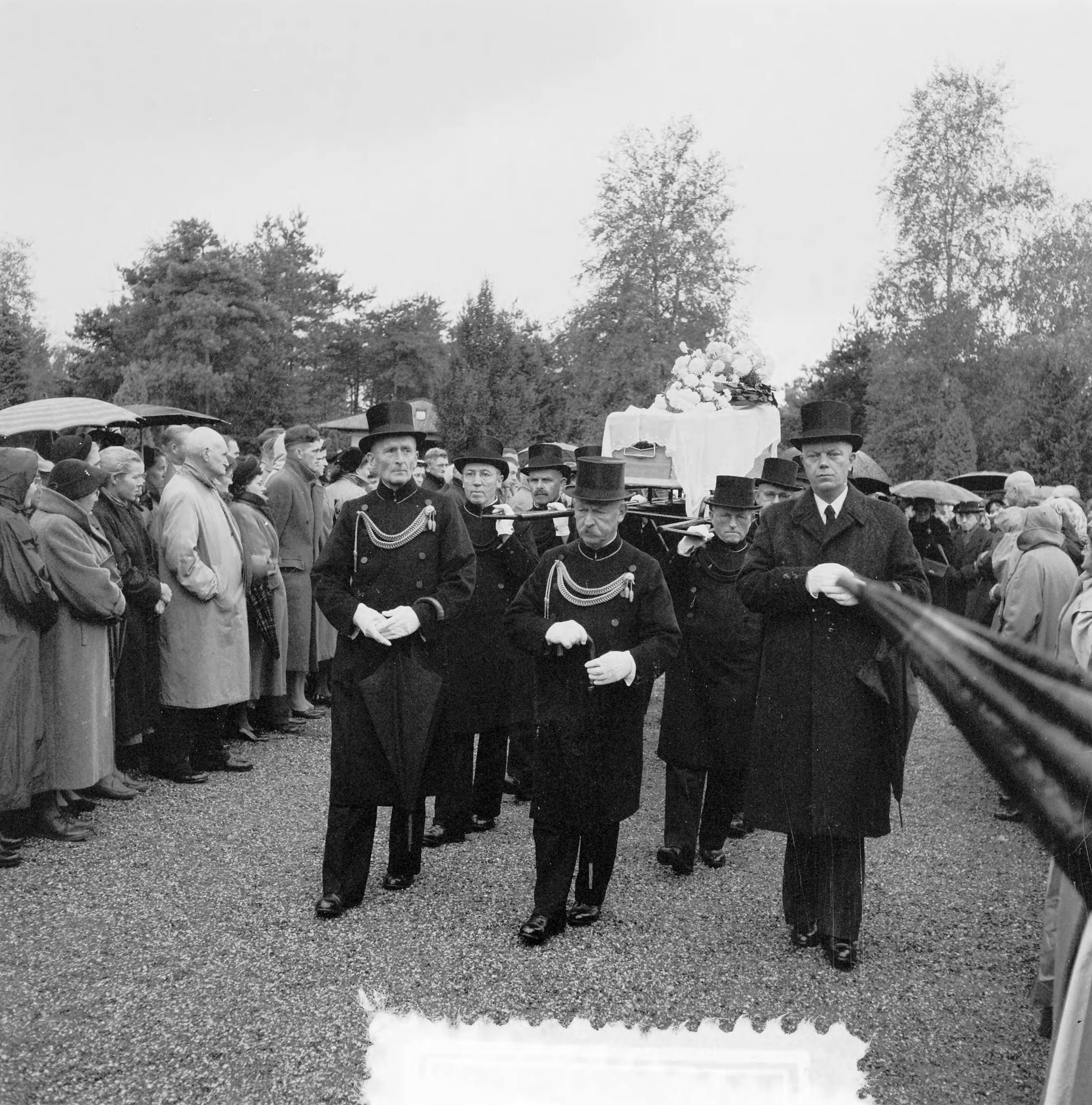 Fotocollectie Anefo — Begrafenis van de vermoorde verpleegster Willy van de Soest te Zeist — Foto: Behrens, Herbert F. / Anefo. Licentie: Set B: Rechtenvrij / Publiek Domein. Bron: Nationaal Archief. http://hdl.handle.net/10648/a93d3018-d0b4-102d-bcf8-003048976d84