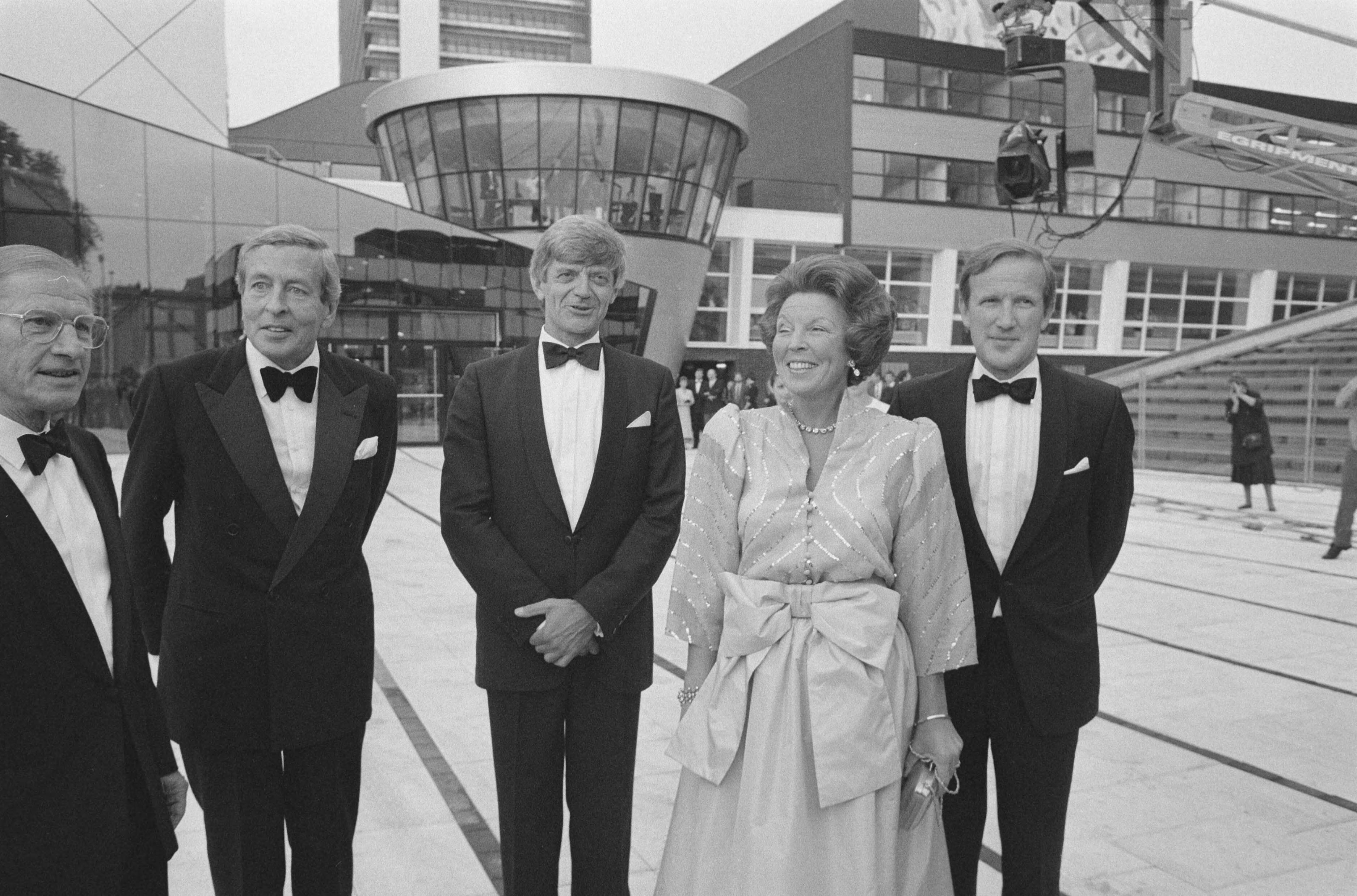 Fotocollectie Anefo — Koningin Beatrix voor het eerst in openbaar na ziekte bij opening Muziek-en Danstheater Den Haag met Prins Claus — Foto: Croes, Rob C. / Anefo. Licentie: Set B: Rechtenvrij / Publiek Domein. Bron: Nationaal Archief. http://hdl.handle.net/10648/ad63e5ce-d0b4-102d-bcf8-003048976d84