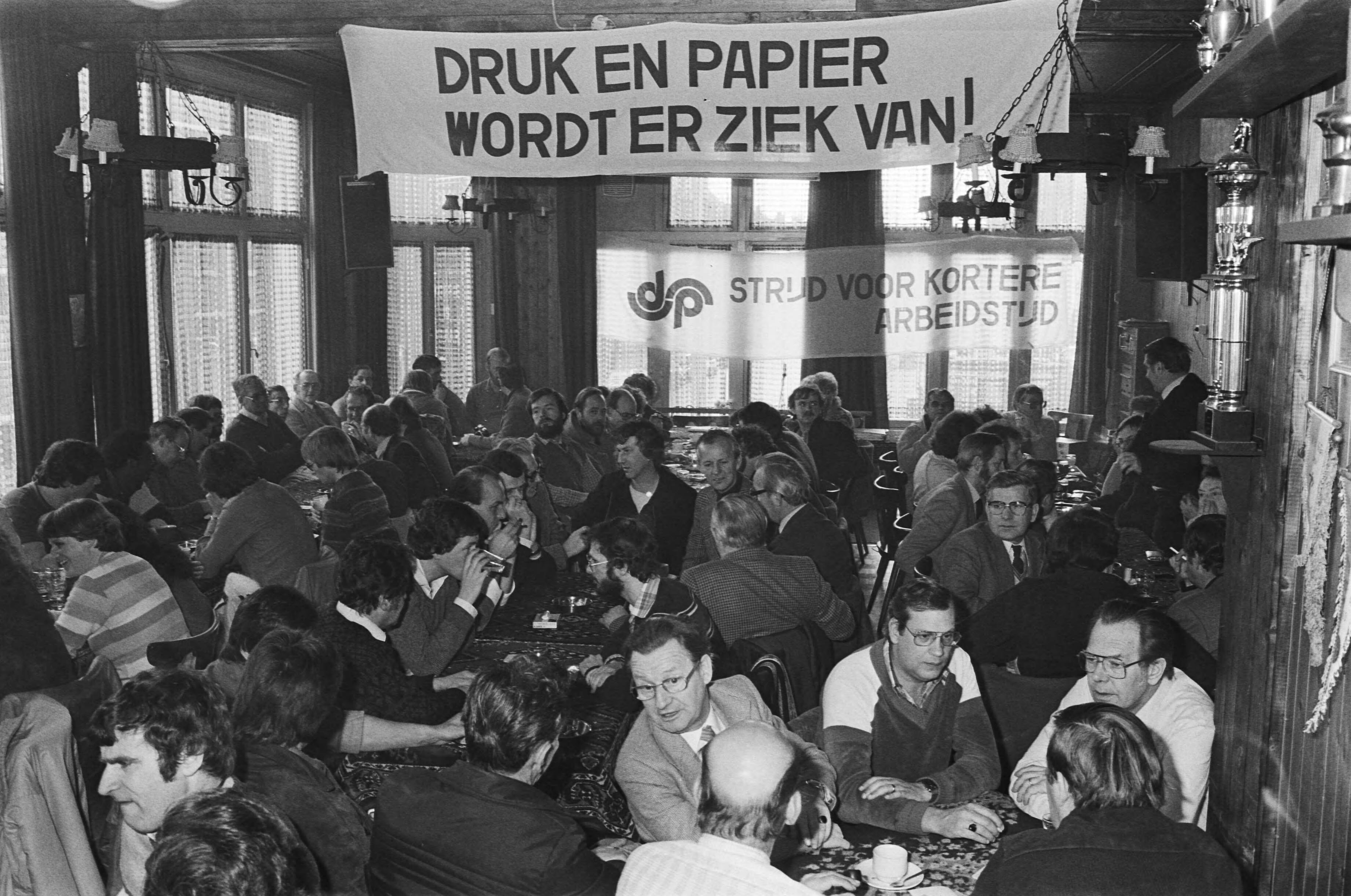 Fotocollectie Anefo — Grafisch personeel van dagblad "De Stem" in Breda besluit tijdens vergadering het werk weer te hervatten. Beeld van de vergadering — Foto: Antonisse, Marcel / Anefo. Licentie: Set B: Rechtenvrij / Publiek Domein. Bron: Nationaal Archief. http://hdl.handle.net/10648/ad12d1a2-d0b4-102d-bcf8-003048976d84