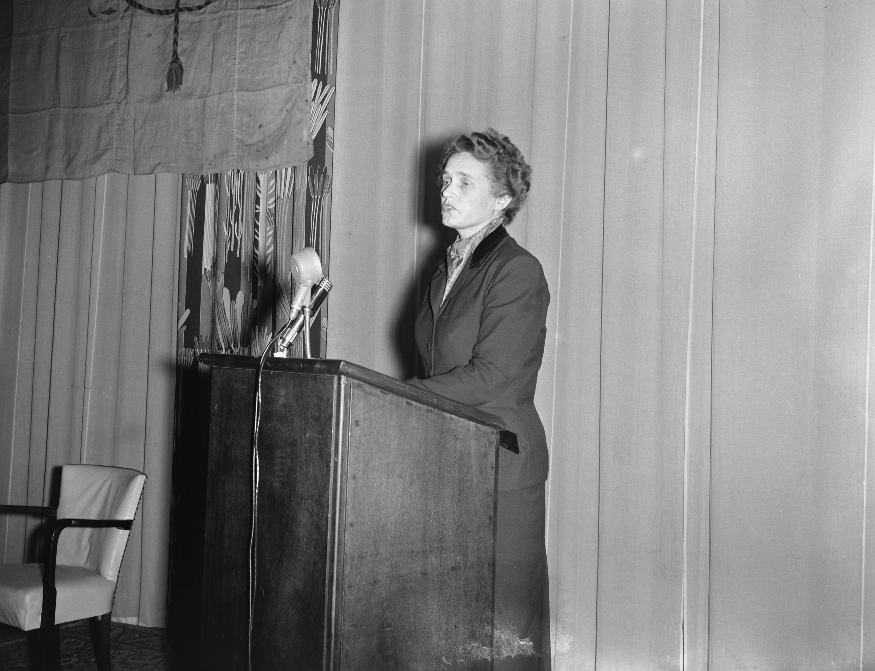 Fotocollectie Anefo — Congres van de Internationale Katholieke Werkgeversorganisaties in het Kurhaus te Scheveningen. Toespraak van mej. dr. M.A. Klompé — Foto: Pot, Harry / Anefo. Licentie: Set B: Rechtenvrij / Publiek Domein. Bron: Nationaal Archief. http://hdl.handle.net/10648/a931e7e4-d0b4-102d-bcf8-003048976d84