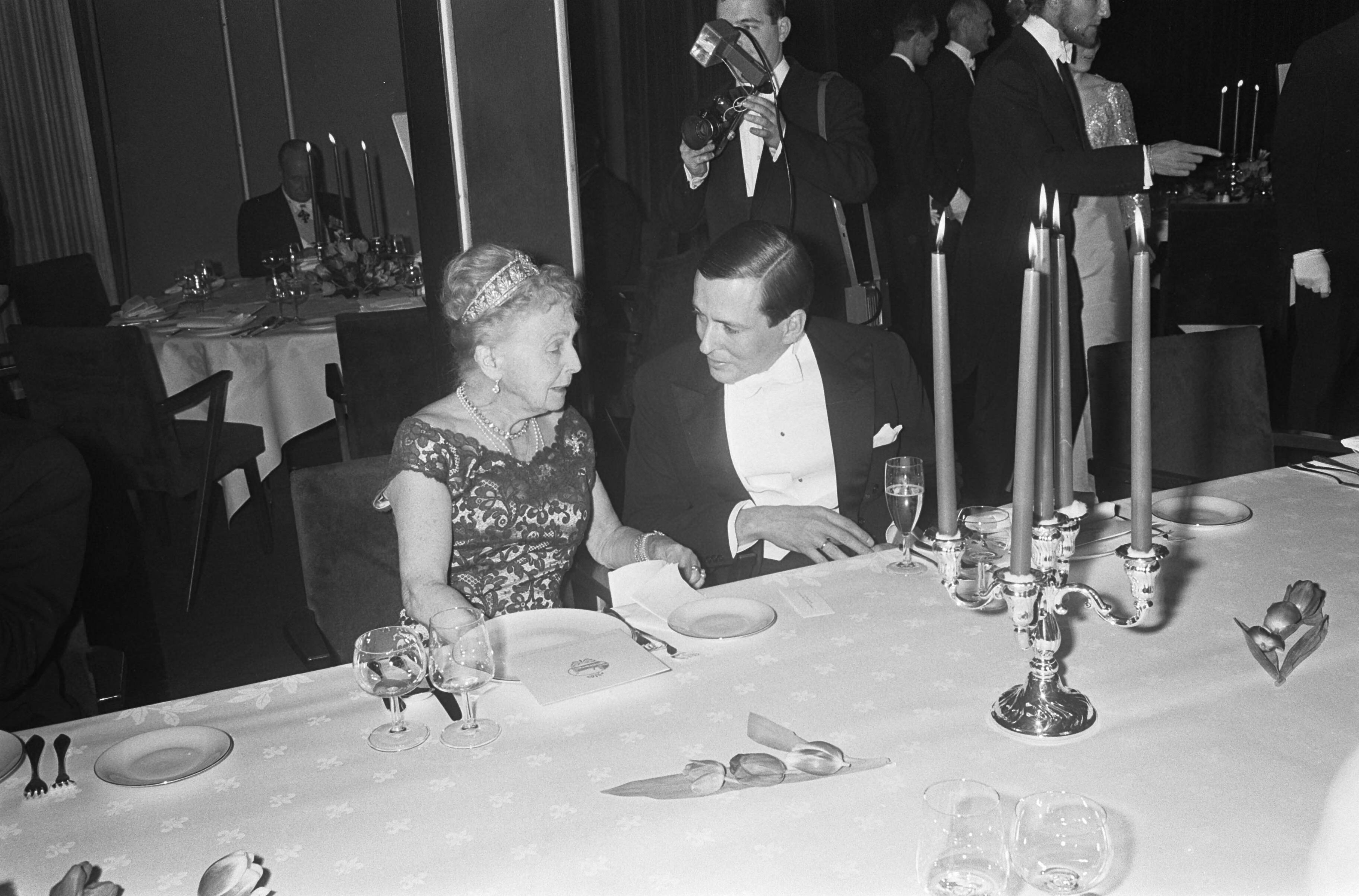 Diner in Hotel Gooiland, in verband met 30 jarig huwelijk van koningin Juliana en prins Bernhard — Prins Claus in gesprek met prinses Alice, gravin van Atholone — Foto: Fotograaf Onbekend / Anefo. Licentie: Set B: Rechtenvrij / Publiek Domein. Bron: Nationaal Archief. http://hdl.handle.net/10648/ab0b164e-d0b4-102d-bcf8-003048976d84