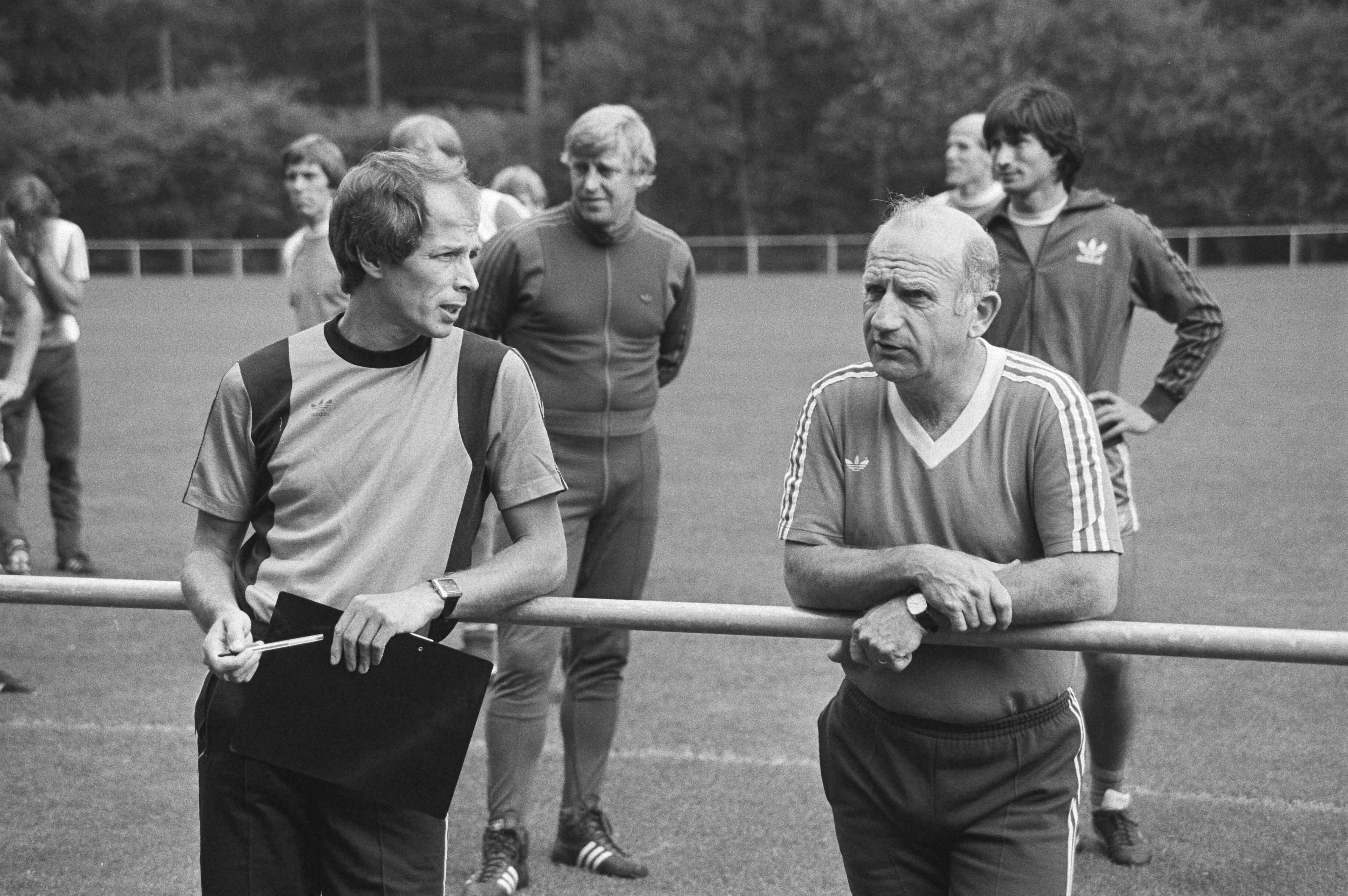 Training van het Nederlands elftal in Zeist in verband met de wedstrijd tegen Ierland morgenavond — Hulptrainer Rob Baan (links) en trainer Kees Rijvers langs de kant tijdens de training van het Nederlands elftal in Zeist voor de wedstrijd tegen Ierland — Foto: Dijk, Hans van / Anefo. Licentie: Set B: Rechtenvrij / Publiek Domein. Bron: Nationaal Archief. http://hdl.handle.net/10648/ad031564-d0b4-102d-bcf8-003048976d84