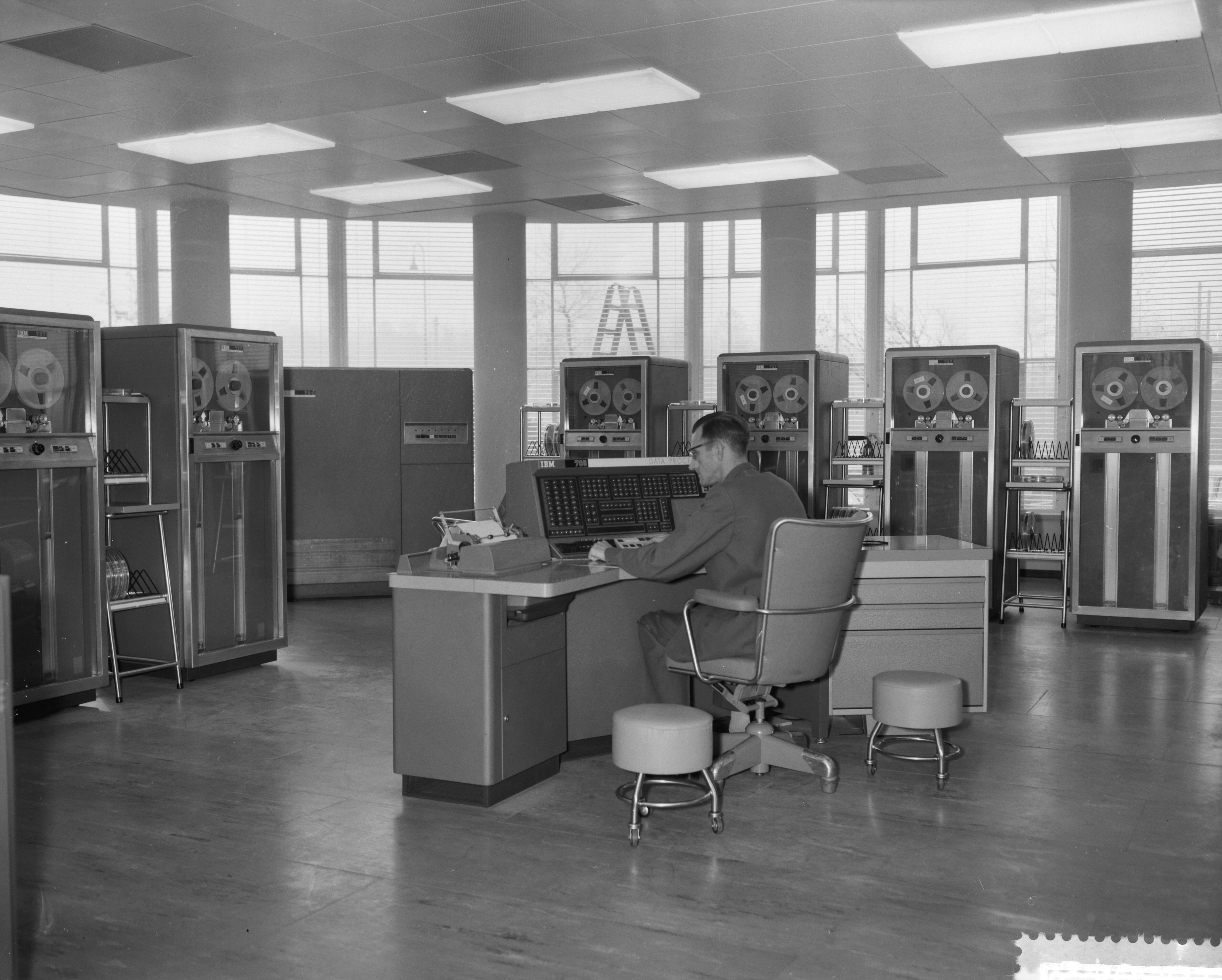 Fotocollectie Anefo — Ingebruikname van elektronisch rekencentrum bij de KLM te Den Haag — Foto: Bilsen, Joop van / Anefo. Licentie: Set B: Rechtenvrij / Publiek Domein. Bron: Nationaal Archief. http://hdl.handle.net/10648/a9a18b58-d0b4-102d-bcf8-003048976d84