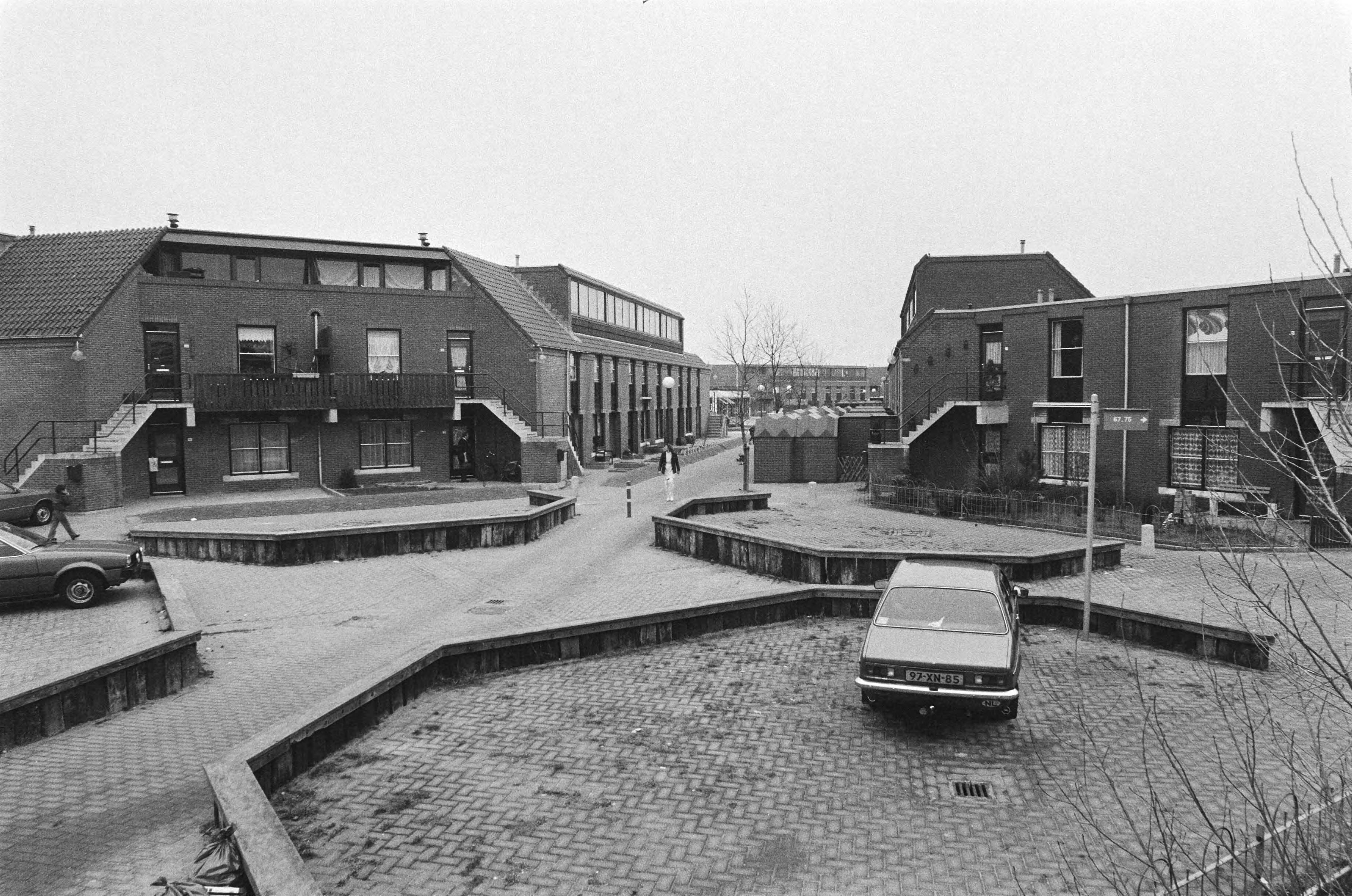 Fotocollectie Anefo — In 850 woningwetwoningen in Almere zijn ontoelaatbare hoeveelheden formaldehyde-gas (Spaanplaatgas) aangetroffen — Foto: Dijk, Hans van / Anefo. Licentie: Set B: Rechtenvrij / Publiek Domein. Bron: Nationaal Archief. http://hdl.handle.net/10648/acf50bea-d0b4-102d-bcf8-003048976d84