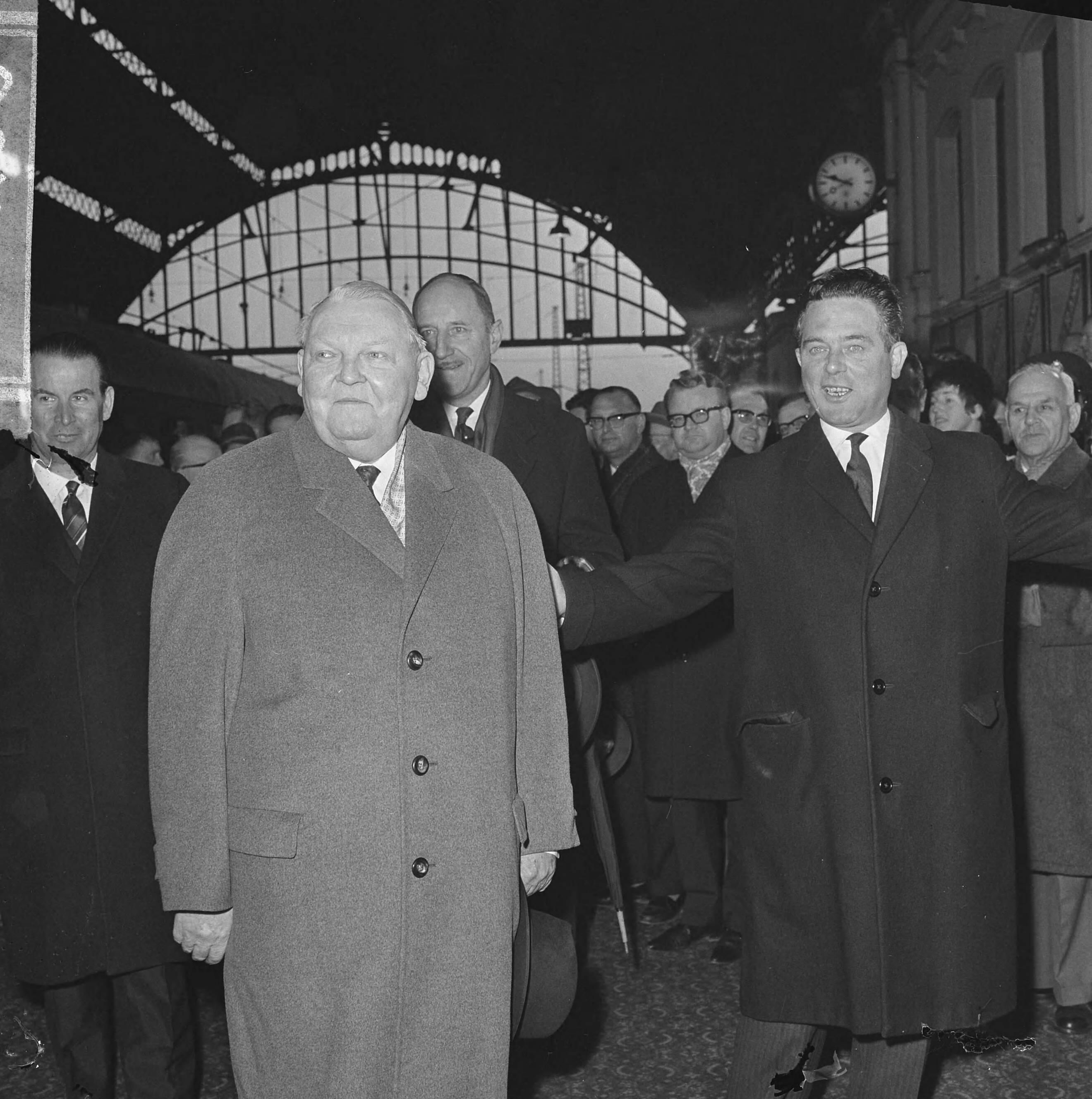 Fotocollectie Anefo — Duitse bondskanselier prof. dr. Ludwig Erhard in Nederland, premier Marijnen (rechts) haalde prof. Erhard af op het Staatsspoor te Den Haag. Achter hen minister Gerhard Schröder en minister Luns — Foto: Koch, Eric / Anefo. Licentie: Set B: Rechtenvrij / Publiek Domein. Bron: Nationaal Archief. http://hdl.handle.net/10648/aa5c9a9c-d0b4-102d-bcf8-003048976d84