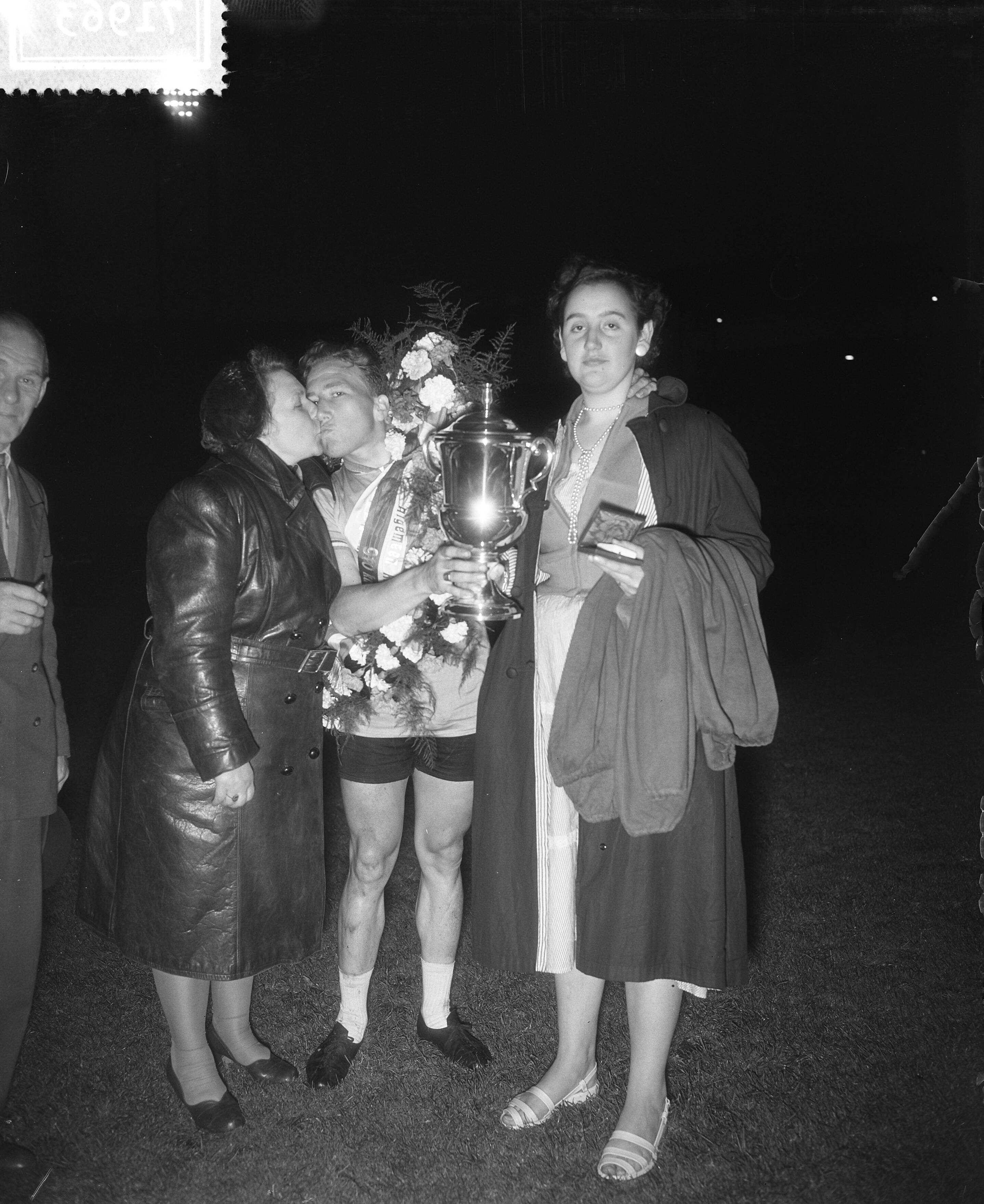 Fotocollectie Anefo — P. Kooyman , Den Haag , winnaar Tour door Nederland met moeder en verloofde — Foto: Rossem, Wim van / Anefo. Licentie: Set B: Rechtenvrij / Publiek Domein. Bron: Nationaal Archief. http://hdl.handle.net/10648/a9370f8a-d0b4-102d-bcf8-003048976d84