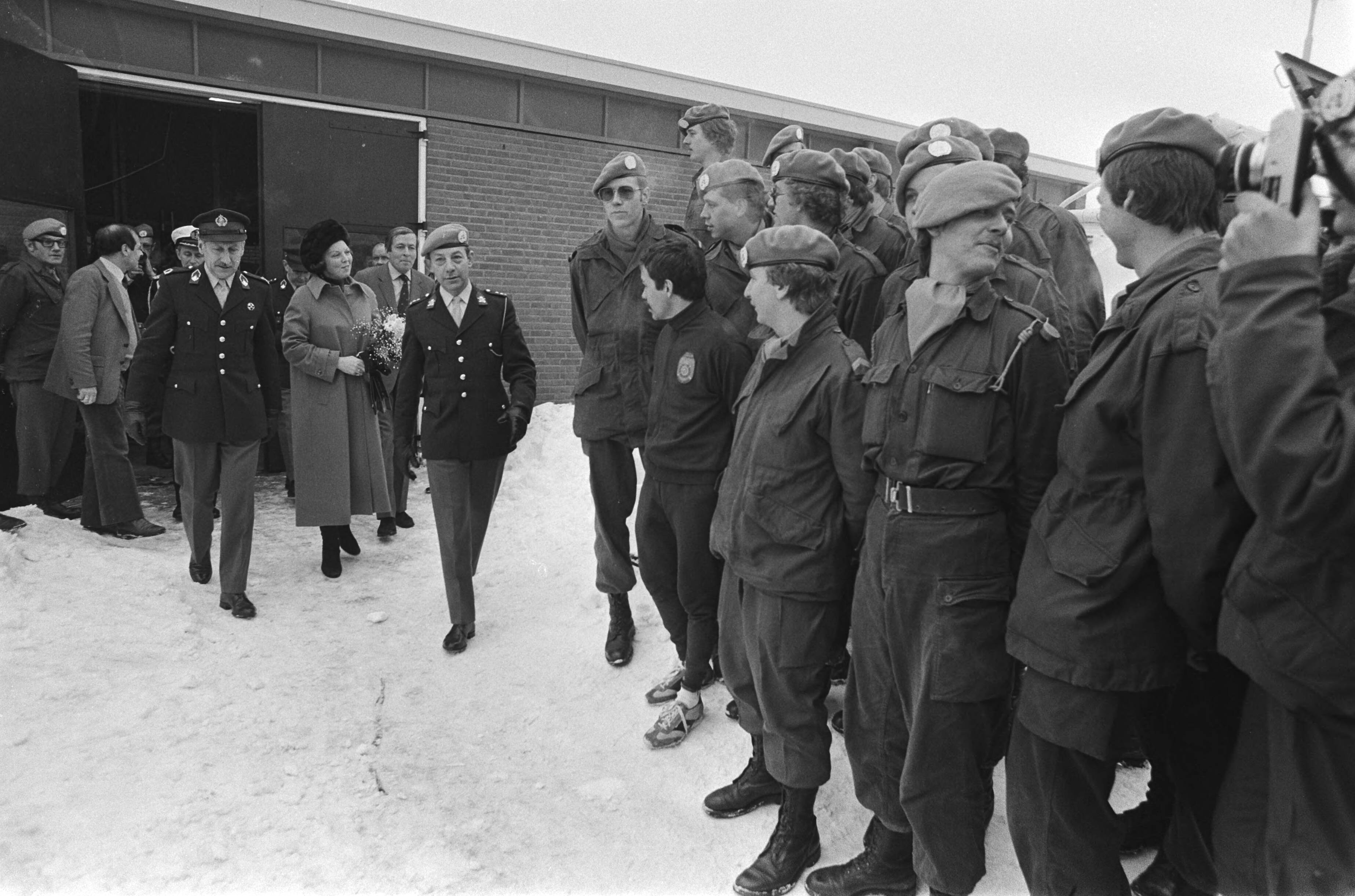 Prinses Beatrix en prins Claus bezoeken VN detachement voor Libanon in de Adolf van Nassau kazerne in Zuidlaren — Prinses Beatrix en prins Claus lopen met enige officieren langs een rij soldaten over een besneeuwd pad — Foto: Suyk, Koen / Anefo. Licentie: Set B: Rechtenvrij / Publiek Domein. Bron: Nationaal Archief. http://hdl.handle.net/10648/acc4d204-d0b4-102d-bcf8-003048976d84