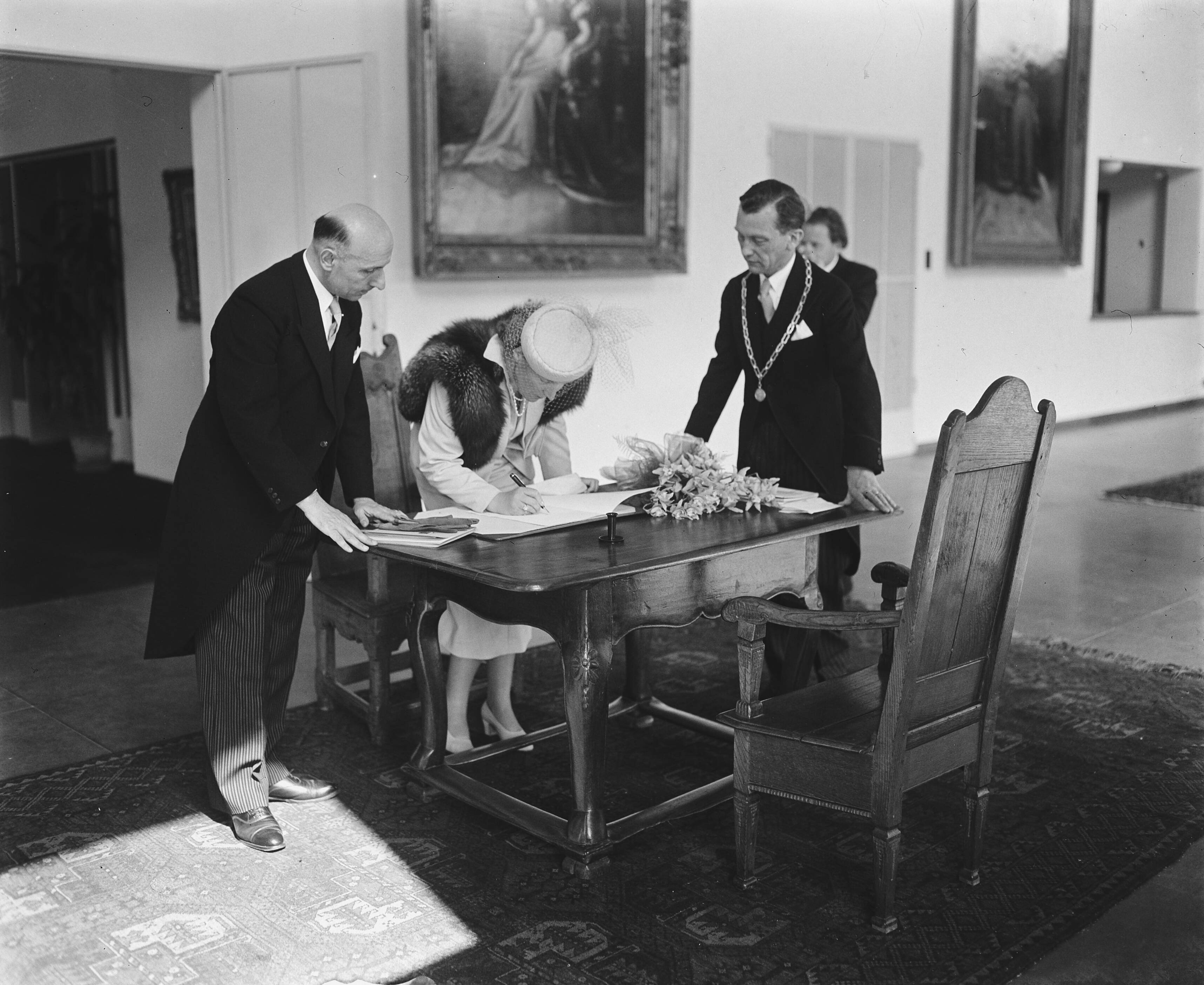 Fotocollectie Anefo — Prinses Juliana bezoekt stadhuis te Heerlen Prinses Juliana betreedt stadhuis, zet handtekening — Foto: Snikkers, Anton / Anefo. Licentie: Set B: Rechtenvrij / Publiek Domein. Bron: Nationaal Archief. http://hdl.handle.net/10648/a8b5d032-d0b4-102d-bcf8-003048976d84