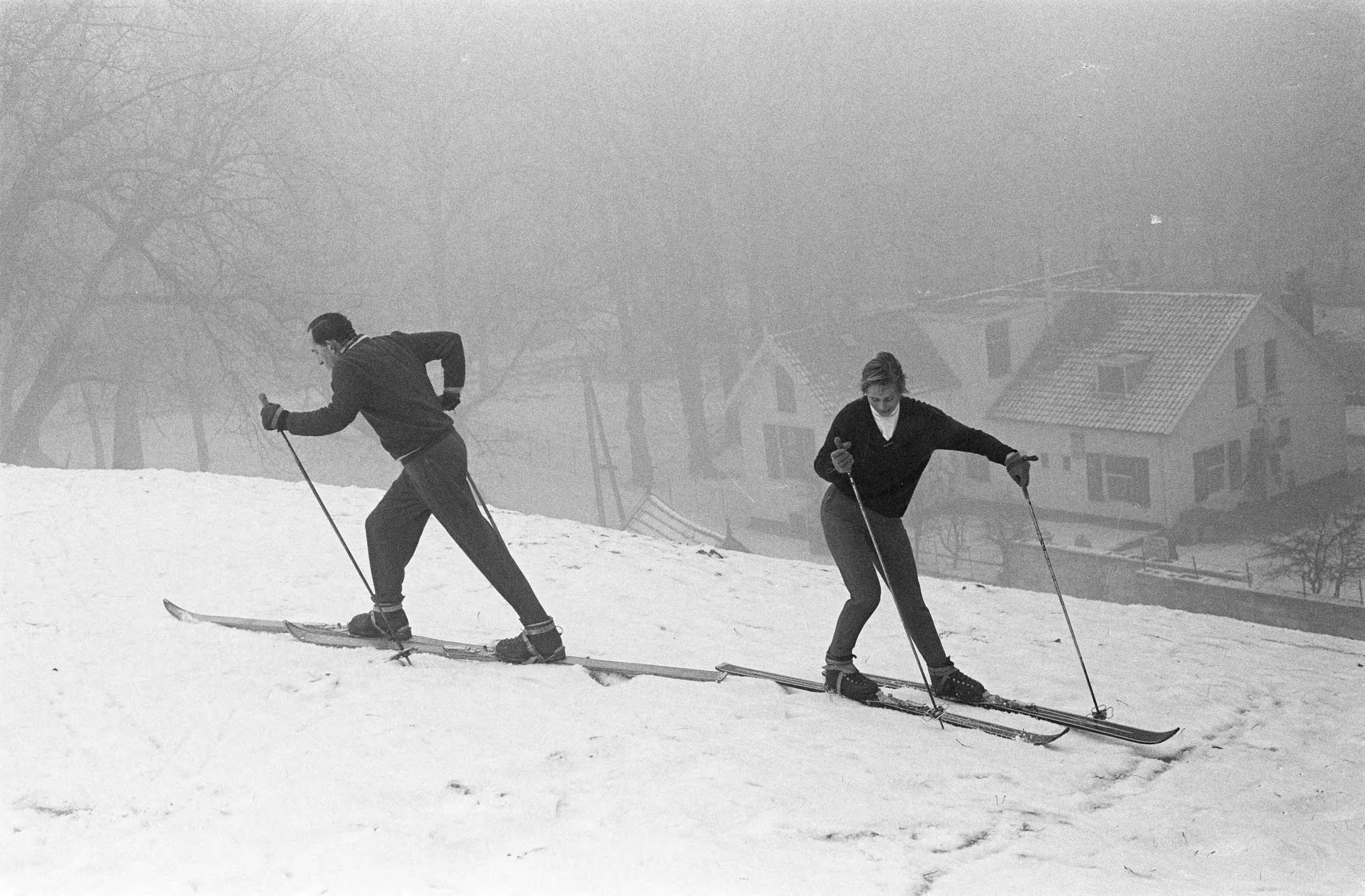 Fotocollectie Anefo — Wintersport in Overveen op de Blinkert. Mevrouw Tjeenk tijdens een skitrraining met haar man — Foto: Pot, Harry / Anefo. Licentie: Set B: Rechtenvrij / Publiek Domein. Bron: Nationaal Archief. http://hdl.handle.net/10648/aa52f0dc-d0b4-102d-bcf8-003048976d84