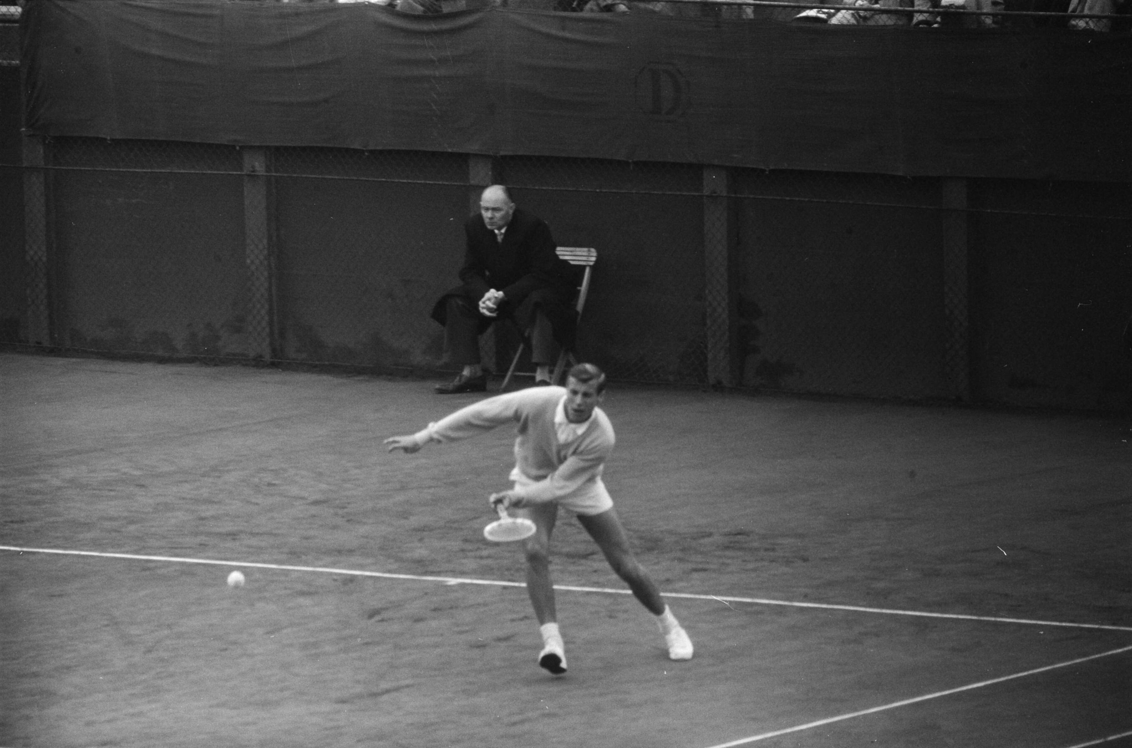 Fotocollectie Anefo — Davis Cup wedstrijd Nederland-West-Duitsland op de METS-banen te Scheveningen. Christian Kuhnke (West-Duitsland) — Foto: Bilsen, Joop van / Anefo. Licentie: Set B: Rechtenvrij / Publiek Domein. Bron: Nationaal Archief. http://hdl.handle.net/10648/a9d71cfa-d0b4-102d-bcf8-003048976d84