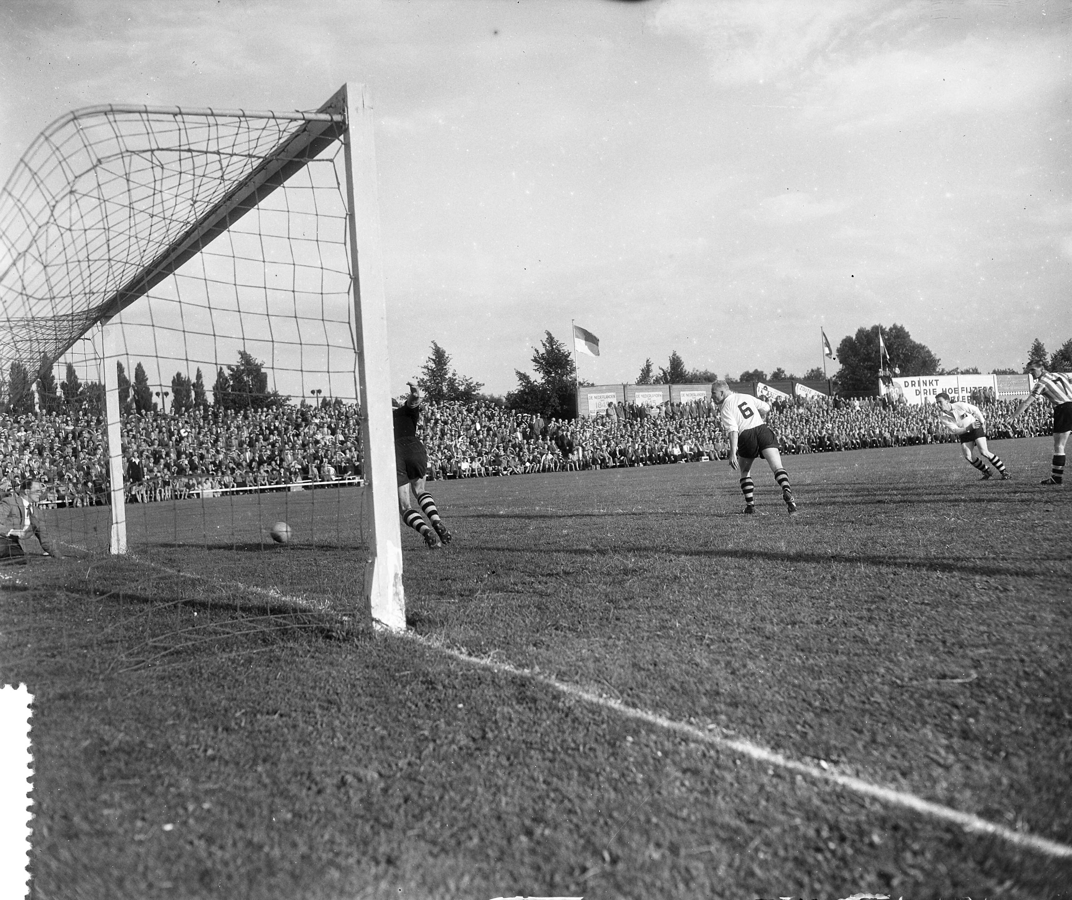 Fotocollectie Anefo — Voetbal. NAC tegen Eindhoven 2-3. Spelmoment — Foto: Rossem, Wim van / Anefo. Licentie: Set B: Rechtenvrij / Publiek Domein. Bron: Nationaal Archief. http://hdl.handle.net/10648/a9380692-d0b4-102d-bcf8-003048976d84