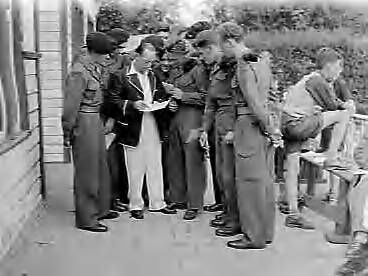 Fotocollectie Anefo — Engelse en Australische cricketwedstrijden op het HCC-terrein te Den Haag. Militairen vragen handtekeningen van spelers — Foto: Duinen, G.W. van / Anefo. Licentie: Set B: Rechtenvrij / Publiek Domein. Bron: Nationaal Archief. http://hdl.handle.net/10648/a90f9fe0-d0b4-102d-bcf8-003048976d84