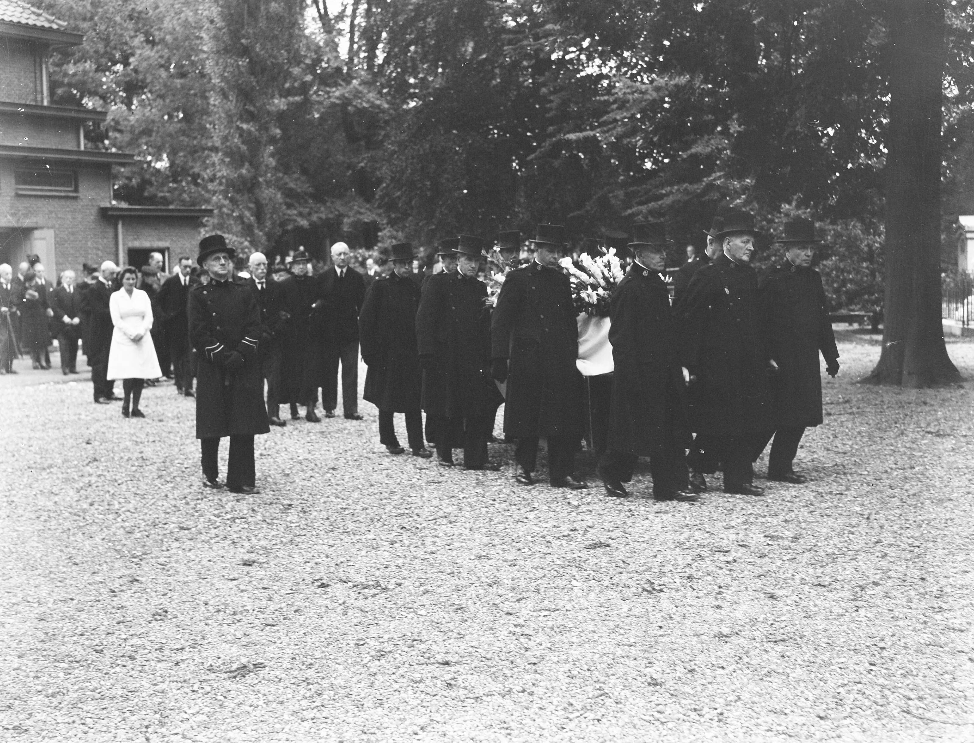 Fotocollectie Anefo — Teraardebestelling generaal b.d. Th. F.J. Muller Massis op begraafplaat Oud Eik en Duinen te Den Haag — Foto: Oorschot, […] van / Anefo. Licentie: Set B: Rechtenvrij / Publiek Domein. Bron: Nationaal Archief. http://hdl.handle.net/10648/a8b9e6cc-d0b4-102d-bcf8-003048976d84