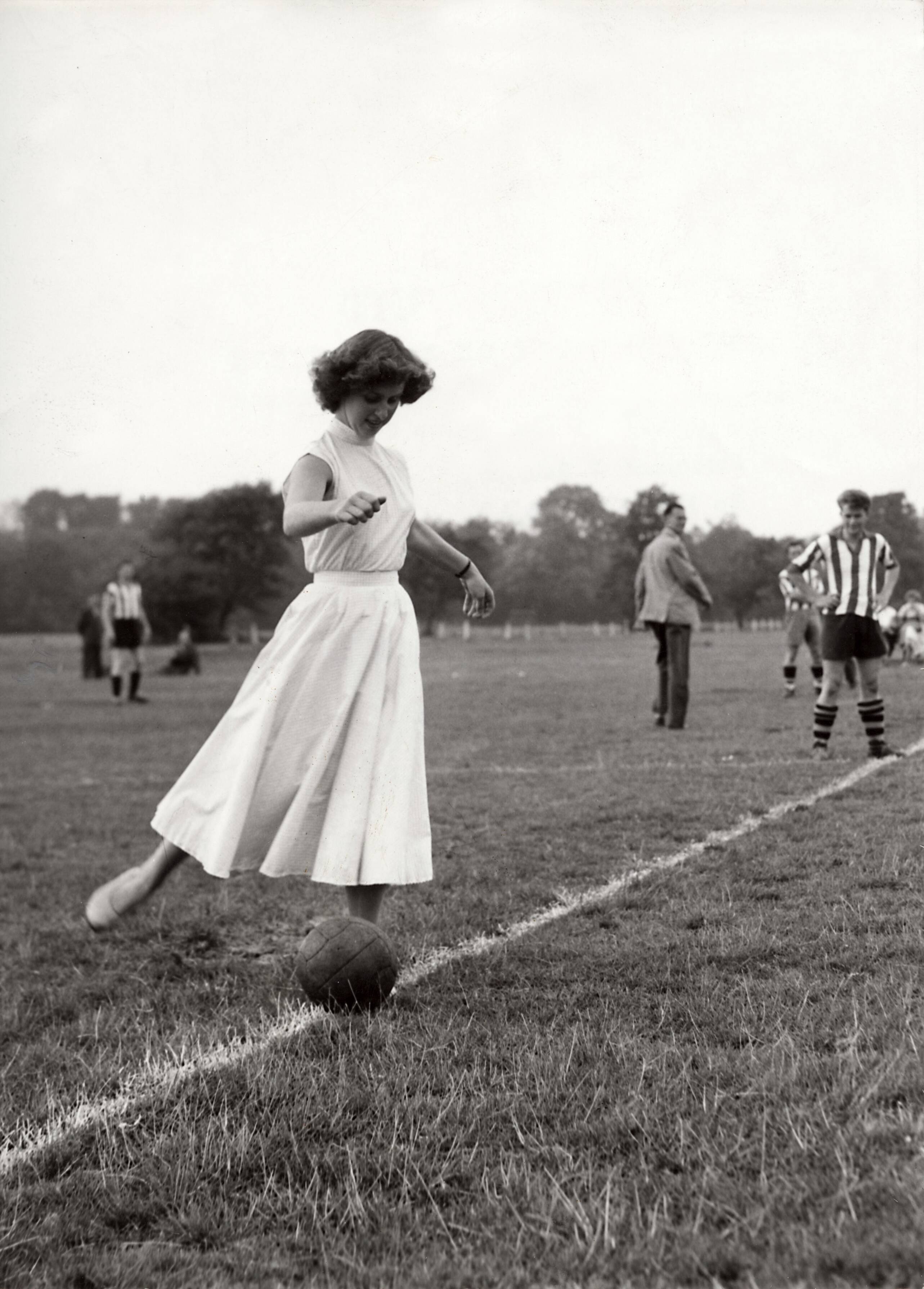 Sportactiviteiten personeel Drukkerij N.V. De Spaarnestad / Voetbal, o.a. F.C. Panorama — [Serie bedrijfsvoetbal Spaarnestad, diverse jaren] Bekerwedstrijd N.V. Drukkerij De Spaarnestad - De Tijd, 19-8-1955 uitslag 8-2. Aftrap door mej. Anneke Burggraaf — Foto: Reintjens, Peike / Spaarnestad / Spaarnestad Photo (05887). Licentie: Set B: Rechtenvrij / Publiek Domein. Bron: Nationaal Archief. http://hdl.handle.net/10648/35429da6-3efb-a382-e063-6df0900a6686