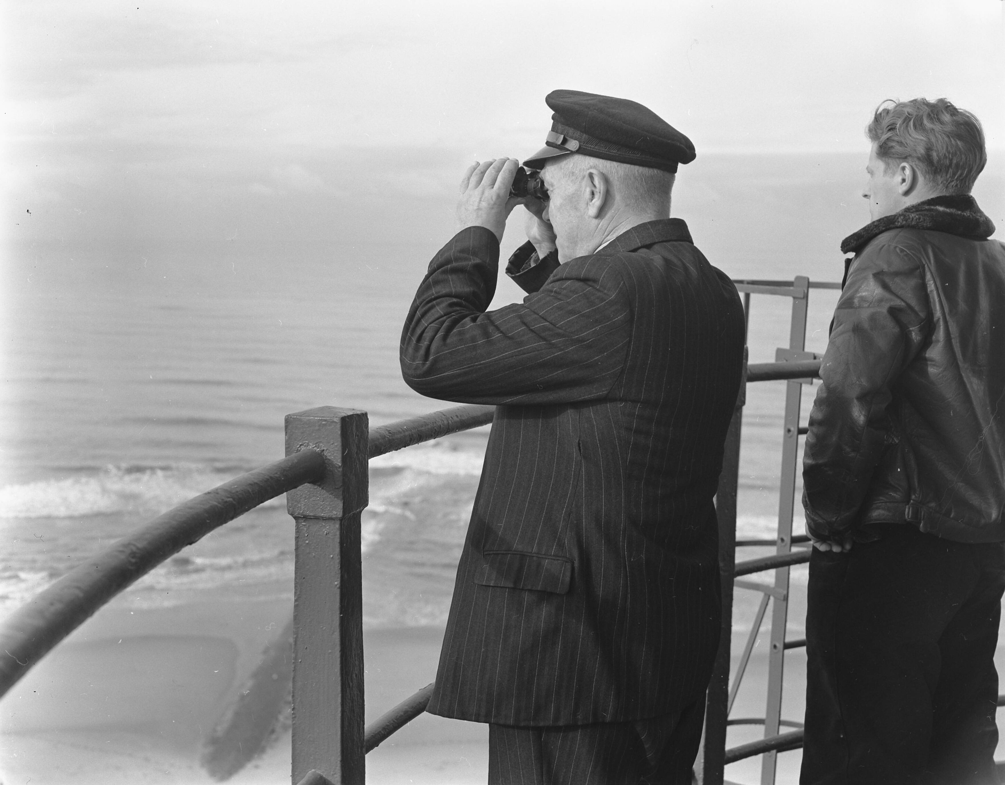 Fotocollectie Anefo — B. de Korte, hoofdkustwachter van Scheveningen, 40 jaar in dienst — Foto: Pot, Harry / Anefo. Licentie: Set B: Rechtenvrij / Publiek Domein. Bron: Nationaal Archief. http://hdl.handle.net/10648/a93ee5b6-d0b4-102d-bcf8-003048976d84