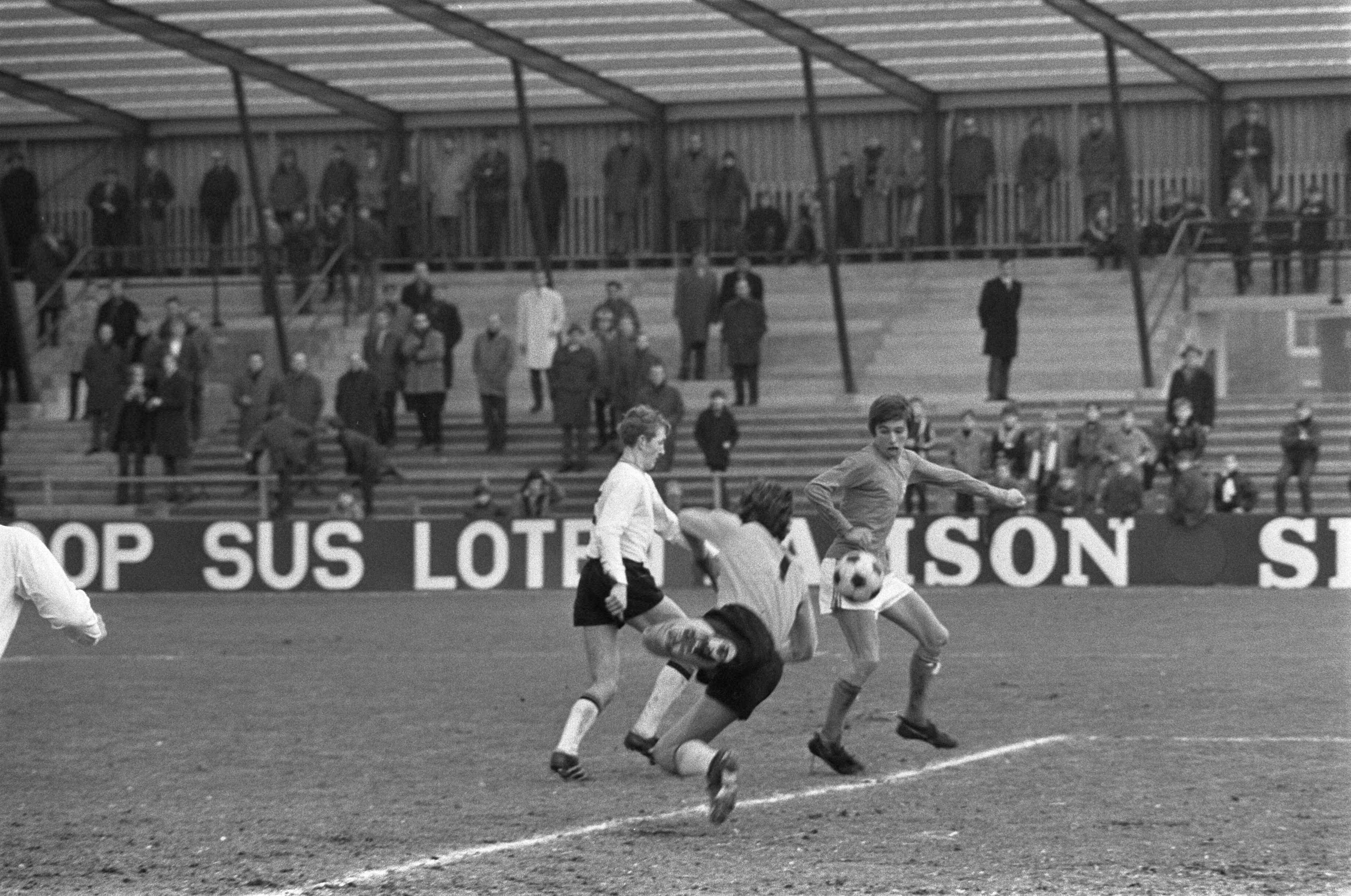 Fotocollectie Anefo — Nederland tegen Belgie Uefa-jeugd 0-1 te Breda. Aktie — Foto: Mieremet, Rob / Anefo. Licentie: Set B: Rechtenvrij / Publiek Domein. Bron: Nationaal Archief. http://hdl.handle.net/10648/ab8b9c10-d0b4-102d-bcf8-003048976d84