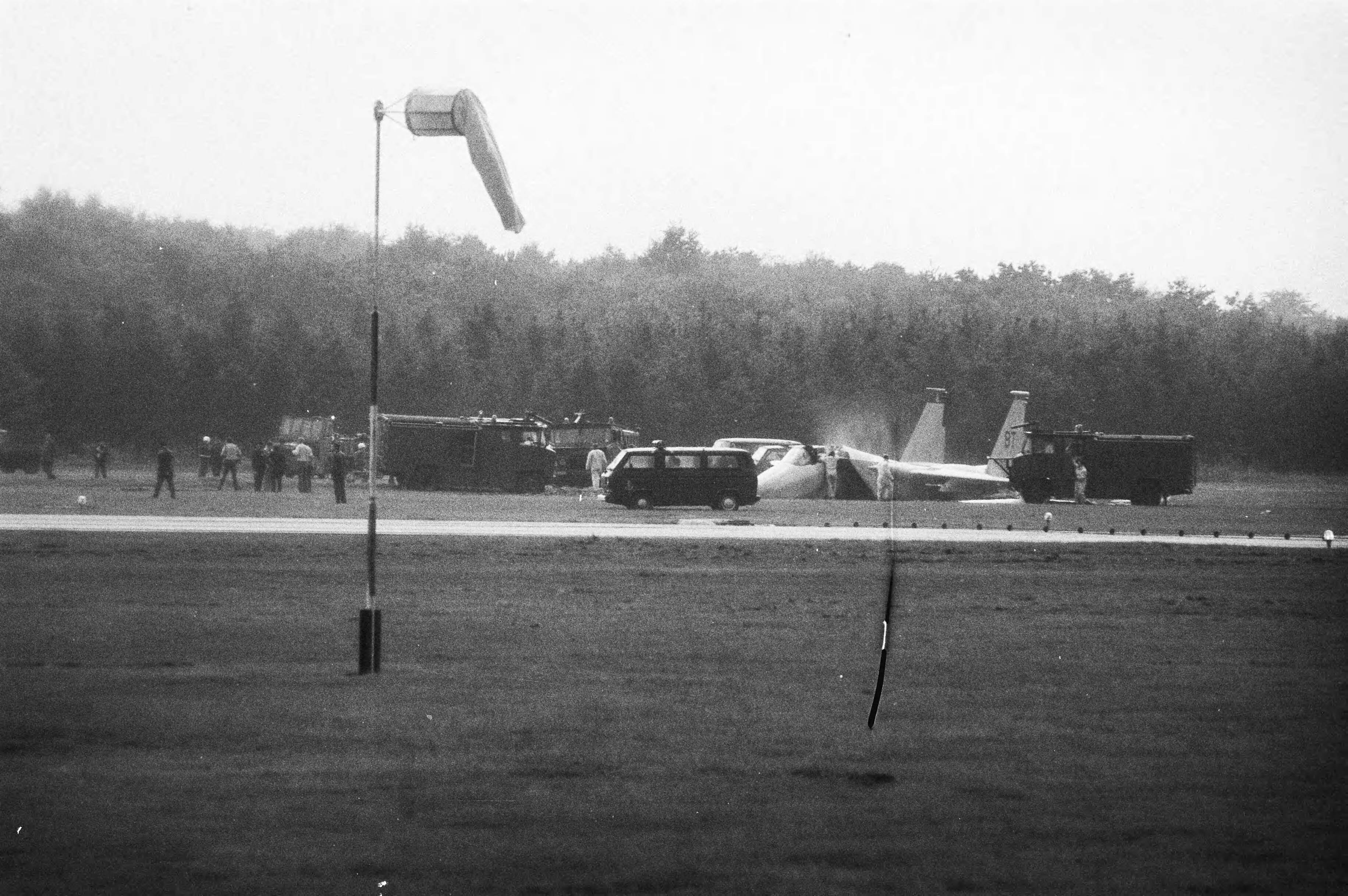 Open dag op luchtmachtbasis Soesterberg — Tijdens een demonstratie op de open dag op Soesterberg stortte een Mc Donnell Douglas F-15 Eagle jachtvliegtuig neer. Hulpdiensten bij het gecrashte vliegtuig — Foto: Dijk, Hans van / Anefo. Licentie: Set B: Rechtenvrij / Publiek Domein. Bron: Nationaal Archief. http://hdl.handle.net/10648/ad0395a2-d0b4-102d-bcf8-003048976d84