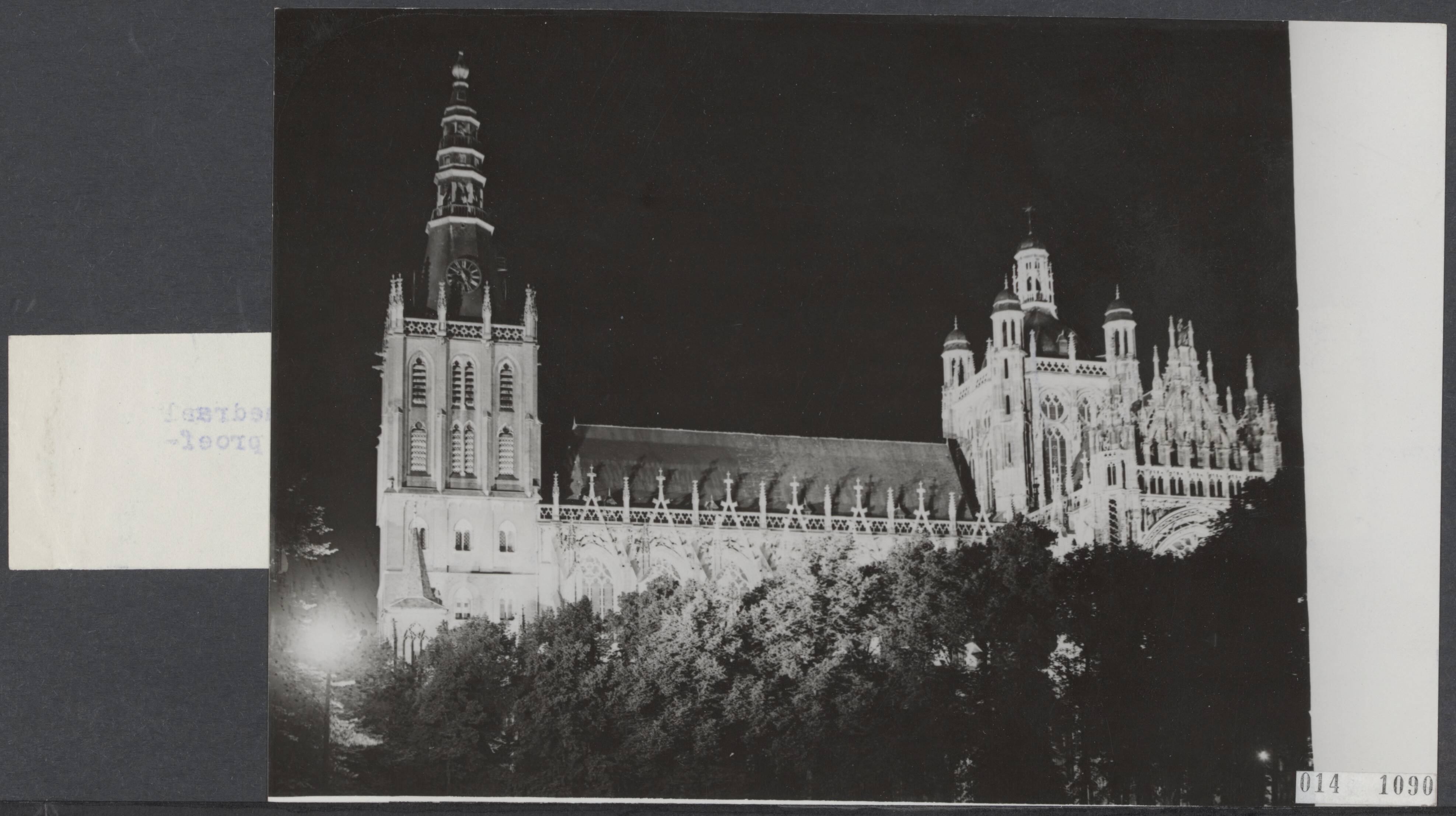 Fotocollectie Elsevier Binnenland — Tijdens de feestweek wordt ook de beroemde St. Jans Kathedraal in 's-Hertogenbosch verlicht. De kathedraal tijdens een proefverlichting — Foto: ANP / RVD of rechtenvrij. Licentie: Set B: Rechtenvrij / Publiek Domein. Bron: Nationaal Archief. http://hdl.handle.net/10648/adb2b776-d0b4-102d-bcf8-003048976d84