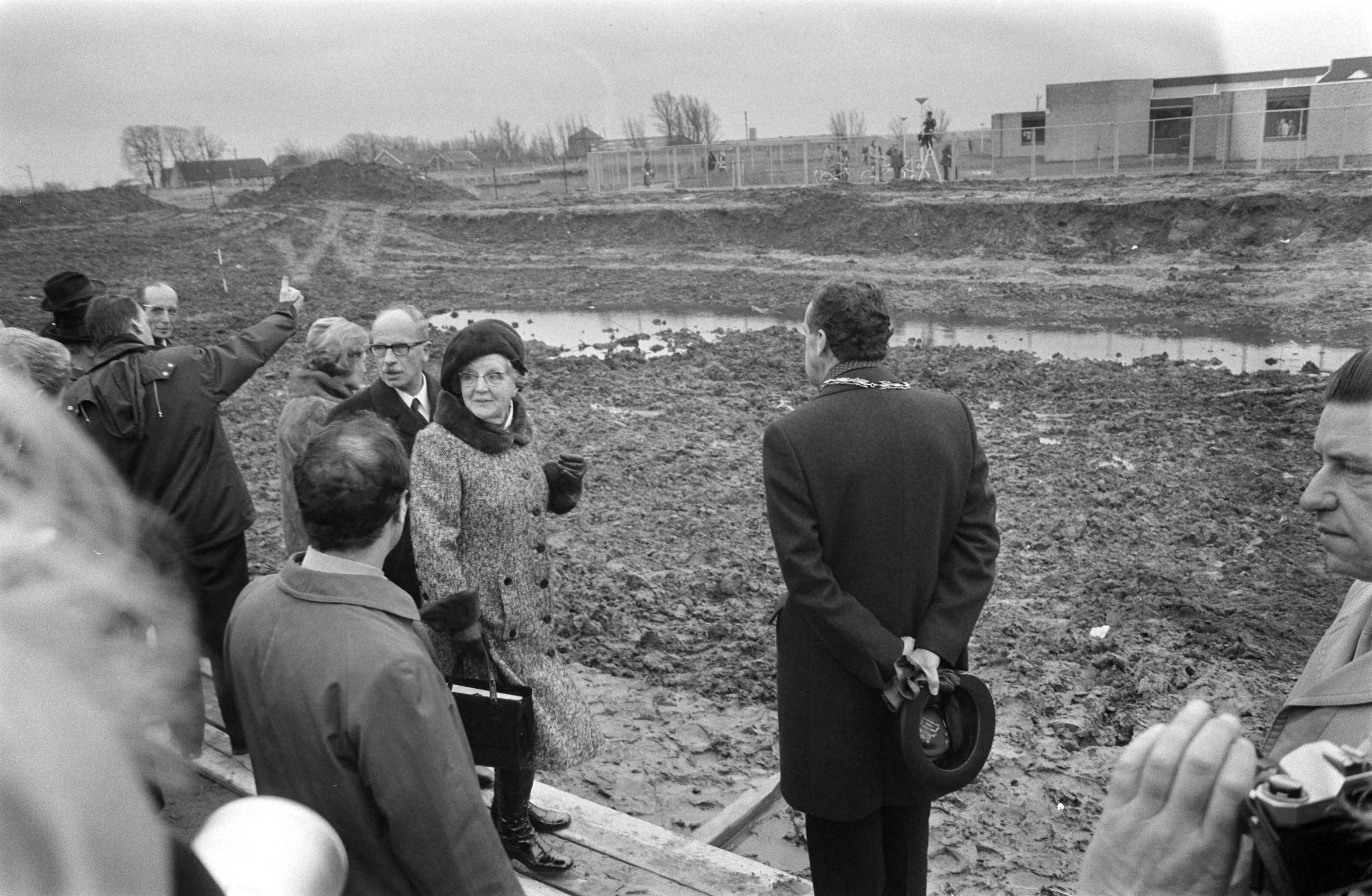 Koningin Juliana bekijkt in Zwammerdam de plaats waar een Romeins schip wordt opgegraven — De koningin met rechts van haar de burgemeester van Alphen aan den Rijn, R.M. Gallas bij de opgraving — Foto: Fotograaf Onbekend / Anefo. Licentie: Set B: Rechtenvrij / Publiek Domein. Bron: Nationaal Archief. http://hdl.handle.net/10648/ac41dd72-d0b4-102d-bcf8-003048976d84