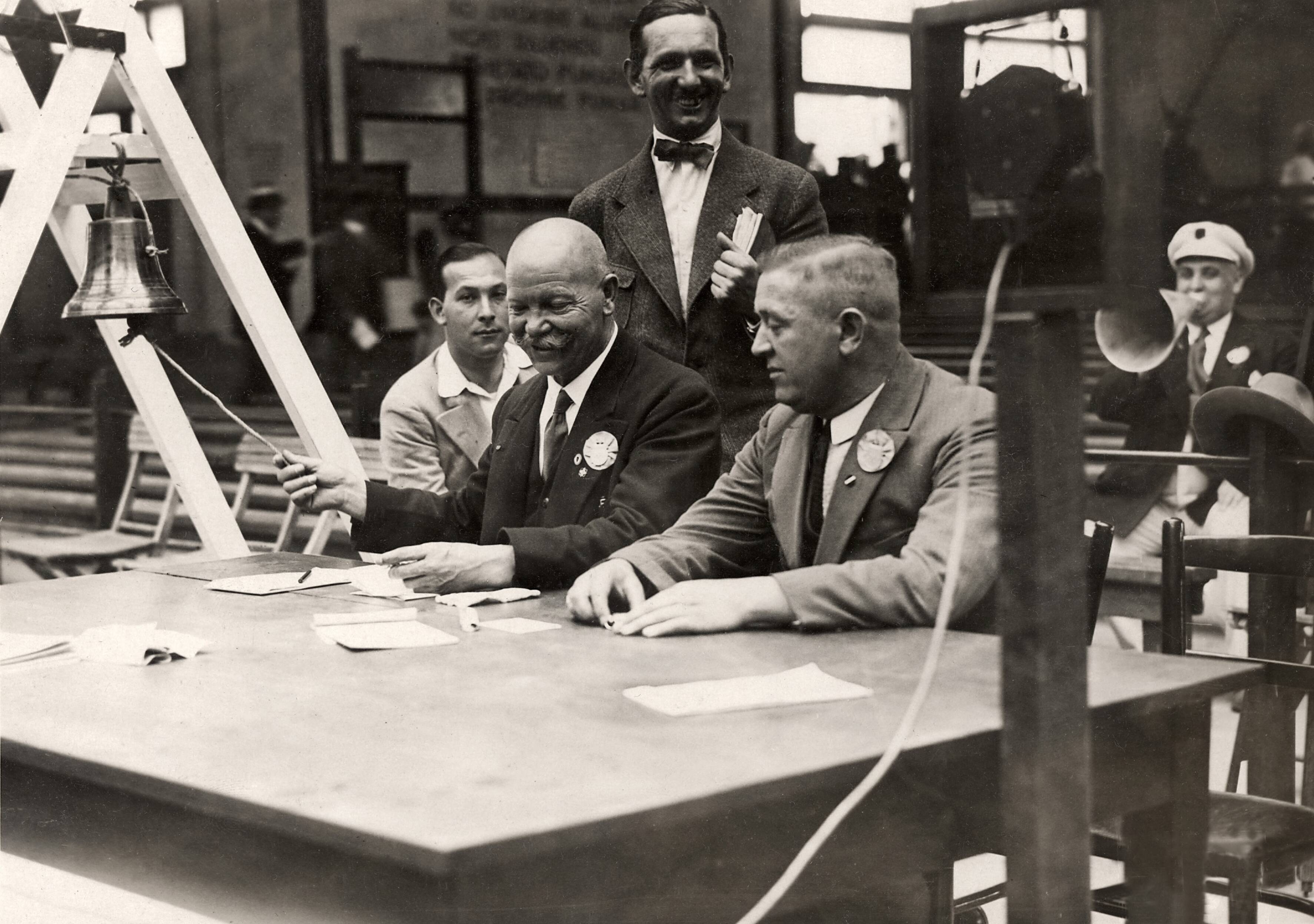 Sport — Sport, Olympische Spelen 1928, Amsterdam : De jurytafel van het boksen. — Foto: Fotograaf Onbekend / Algemeen Fotobureau Amsterdam / Rechtenvrij (05589). Licentie: Set B: Rechtenvrij / Publiek Domein. Bron: Nationaal Archief. http://hdl.handle.net/10648/35429da7-0c32-a382-e063-6df0900a6686