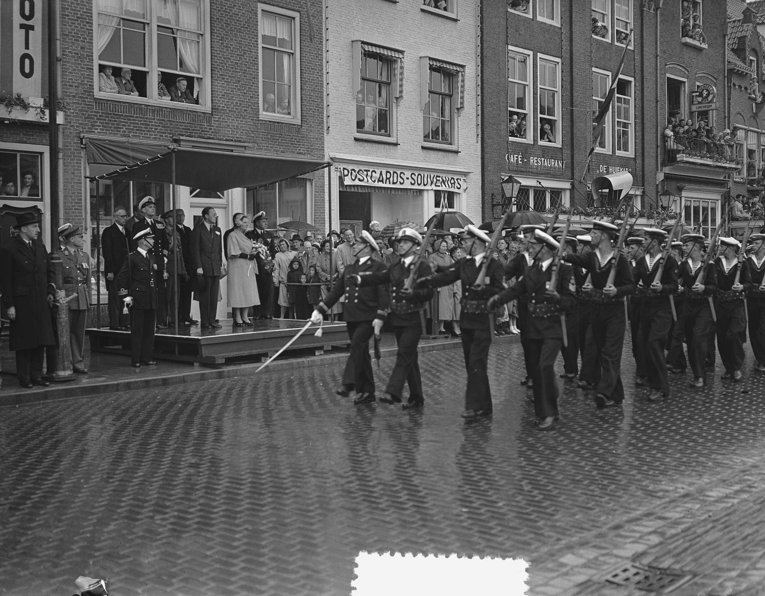 Koningin Juliana en prins Bernhard bezoeken Walcheren — Koningin Juliana en prins Bernhard bezoeken Middelburg. Défilé. Marinepersoneel — Foto: Bilsen, Joop van / Anefo. Licentie: Set B: Rechtenvrij / Publiek Domein. Bron: Nationaal Archief. http://hdl.handle.net/10648/a9244e90-d0b4-102d-bcf8-003048976d84