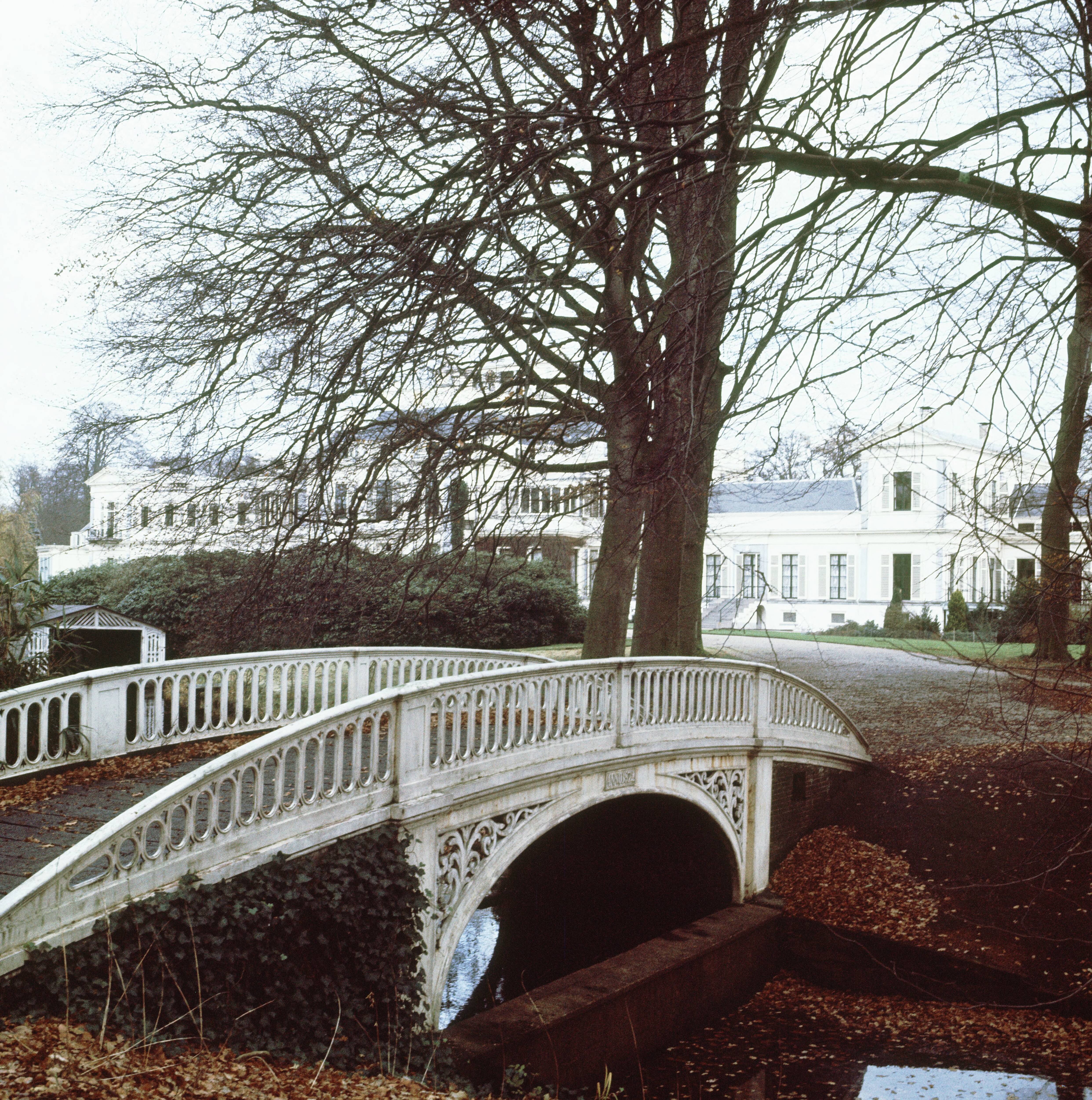 Paleis Soestdijk — Brugje — Foto: Onbekend / RVD. Licentie: Set B: Rechtenvrij / Publiek Domein. Bron: Nationaal Archief. http://hdl.handle.net/10648/afa83bc8-d0b4-102d-bcf8-003048976d84