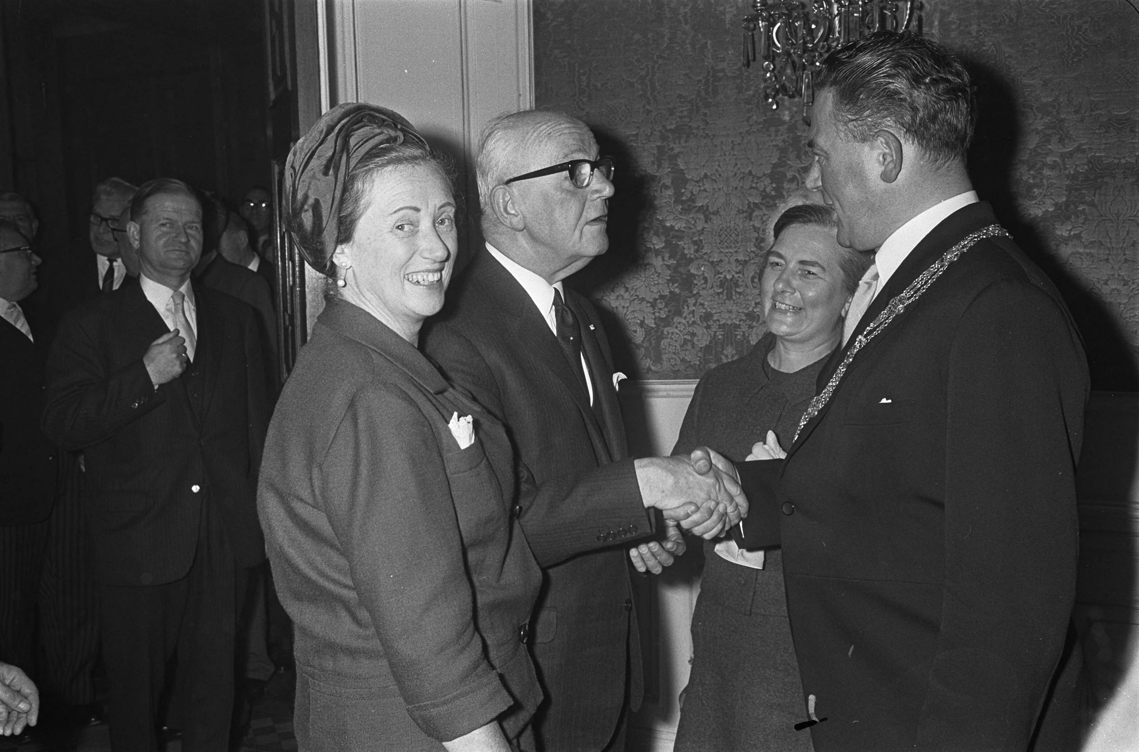 Fotocollectie Anefo — Mr. V.G.M. Marijnen , burgemeester Den Haag burgemeester Marijnen en echtgenote tijdens de receptie — Foto: Koch, Eric / Anefo. Licentie: Set B: Rechtenvrij / Publiek Domein. Bron: Nationaal Archief. http://hdl.handle.net/10648/ab5118e2-d0b4-102d-bcf8-003048976d84