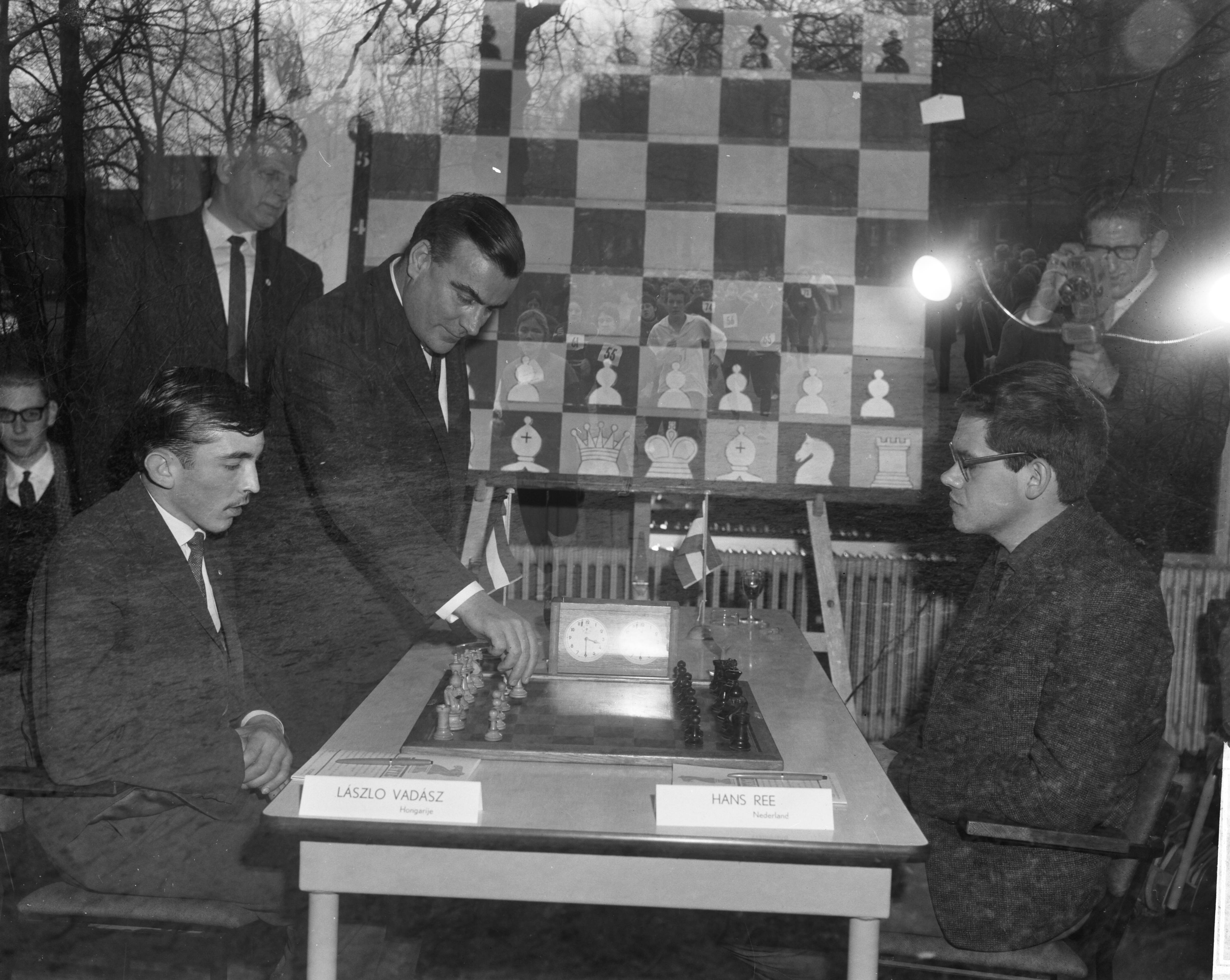 Fotocollectie Anefo — Internationaal Jeugd Schaaktoernooi te Groningen, Laszlo Vadars (Hongarije) en Hans Ree (Nederland, rechts) — Foto: Bilsen, Joop van / Anefo. Licentie: Set B: Rechtenvrij / Publiek Domein. Bron: Nationaal Archief. http://hdl.handle.net/10648/aad40b68-d0b4-102d-bcf8-003048976d84
