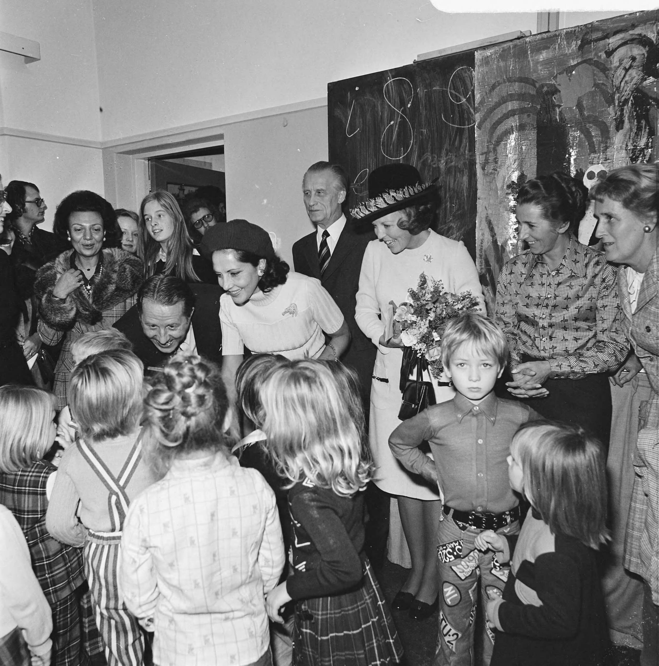 Italiaans staatsbezoek aan Nederland — Mevrouw Leone, echtgenote van de Italiaanse president, en Prinses Beatrix bezoeken de Montessorischool Waalsdorp in Den Haag — Foto: Mieremet, Rob / Anefo. Licentie: Set B: Rechtenvrij / Publiek Domein. Bron: Nationaal Archief. http://hdl.handle.net/10648/ac3a9008-d0b4-102d-bcf8-003048976d84