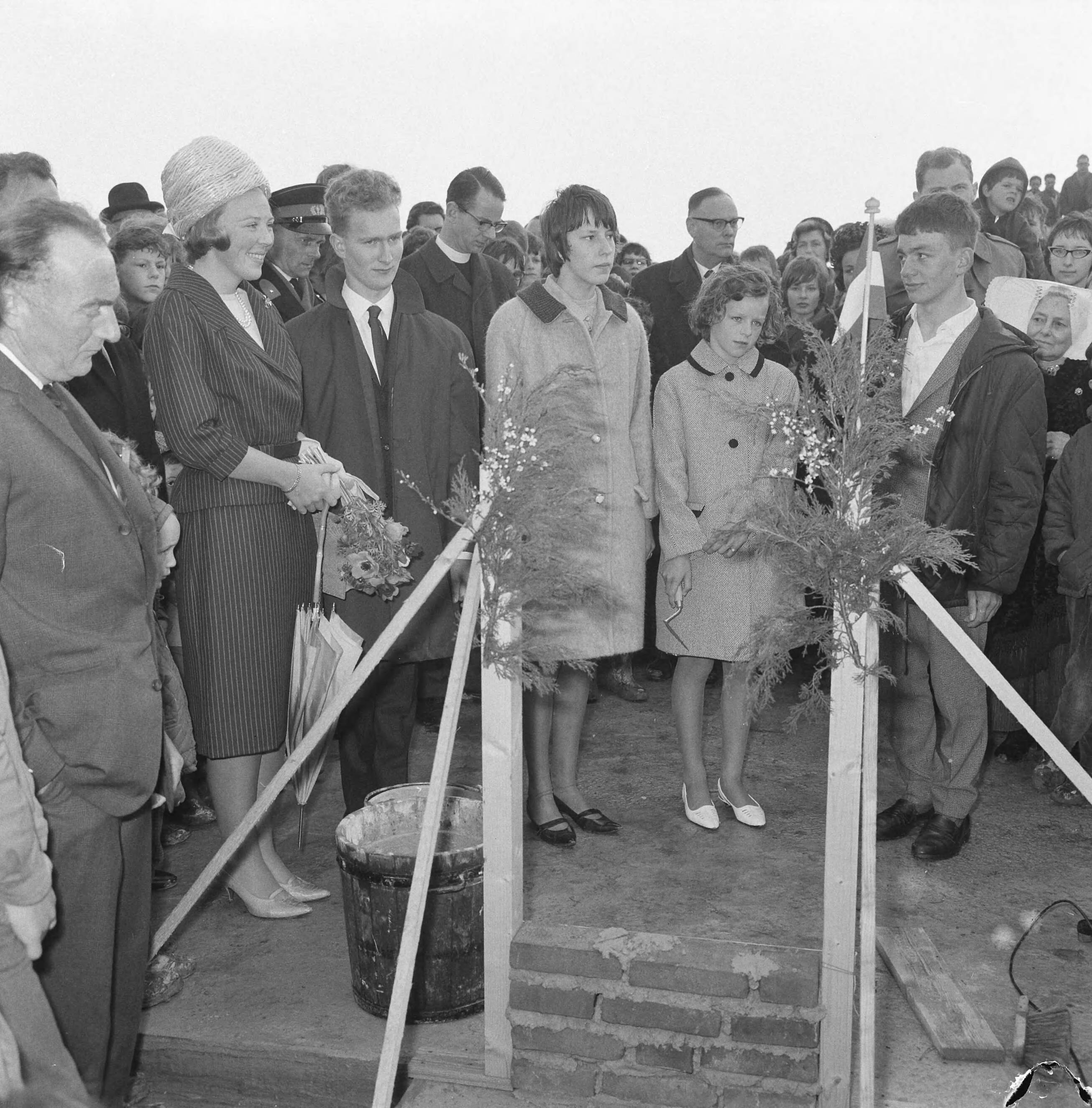 Fotocollectie Anefo — Prinses Beatrix was aanwezig bij de eerste steenlegging voor het jongerenontmoetingscentrum "Het Zilveren Schor" nabij Arnemuiden. De eerste stenen werden gemetseld door twee schoolmeisjes uit Arnemuiden, Janna Schets en Leuntje Schroevers, en twee jongens uit het zeehospitium in Oostkapelle, Dirk Albregtse en Wim Segeler — Foto: Nijs, Jac. de / Anefo. Licentie: Set B: Rechtenvrij / Publiek Domein. Bron: Nationaal Archief. http://hdl.handle.net/10648/aaa1cc5c-d0b4-102d-bcf8-003048976d84