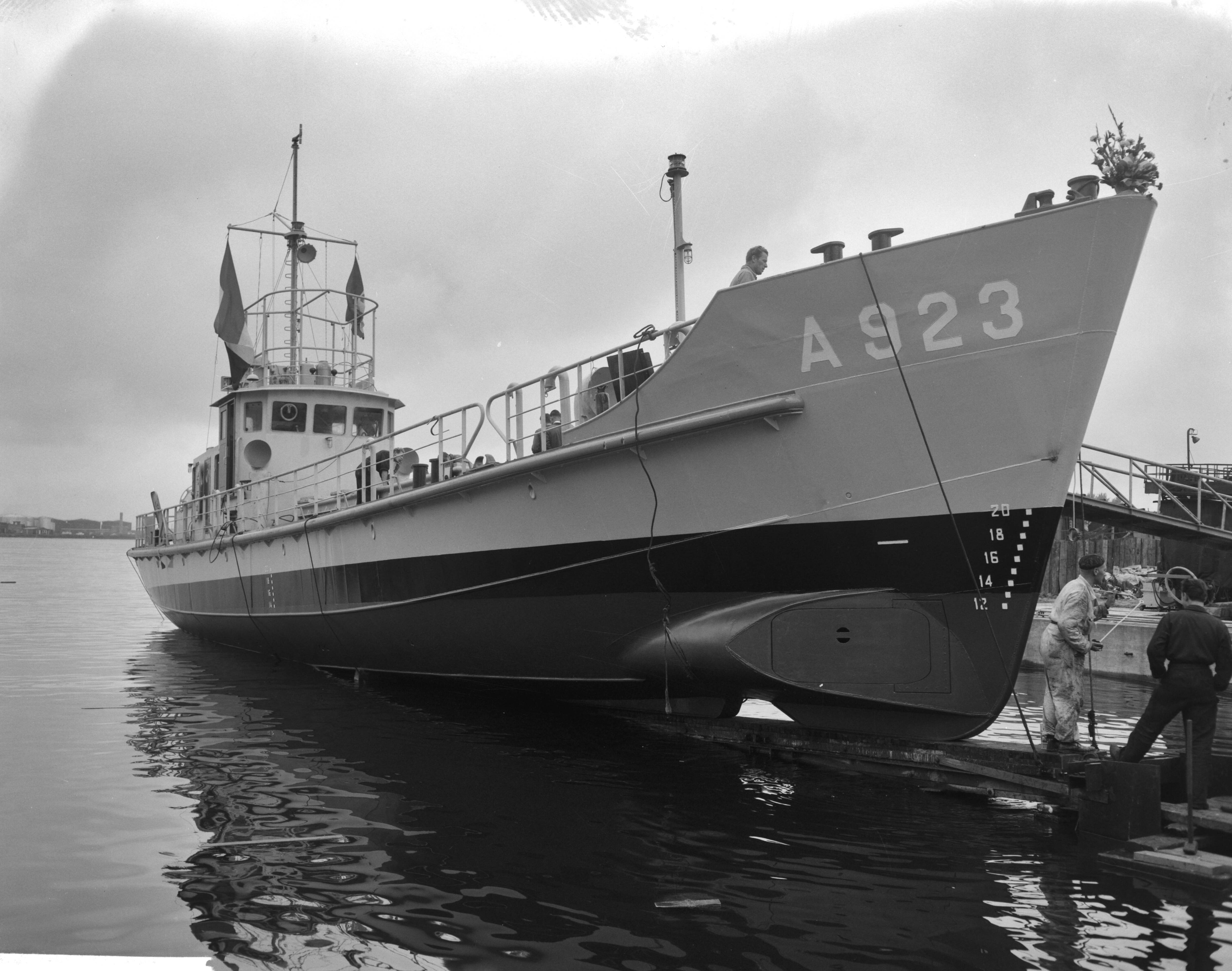 Fotocollectie Anefo — Tewaterlating te Zaandam van het Torpedo-inschietvaartuig "Van Bochove" van de Koninklijke Marine bij de Zaanlandse Scheepsbouwmaatschappij door de vrouw van de directeur van de bewapeningswerkplaats der Marine te Den Helder, mevr. Reiche-Van Aardenne. Dit vaartuig wordt genoemd naar wijlen luitenant-ter-zee der eerste klasse P.D. van Bochoven, in leven hoofd van het inschietbedrijf van de Kon. Marine, die gedurende de uitoefening van zijn functie tengevolge van een tragisch ongeval op 7 juli 1959 om het leven kwam — Foto: Bilsen, Joop van / Anefo. Licentie: Set B: Rechtenvrij / Publiek Domein. Bron: Nationaal Archief. http://hdl.handle.net/10648/aa1112de-d0b4-102d-bcf8-003048976d84