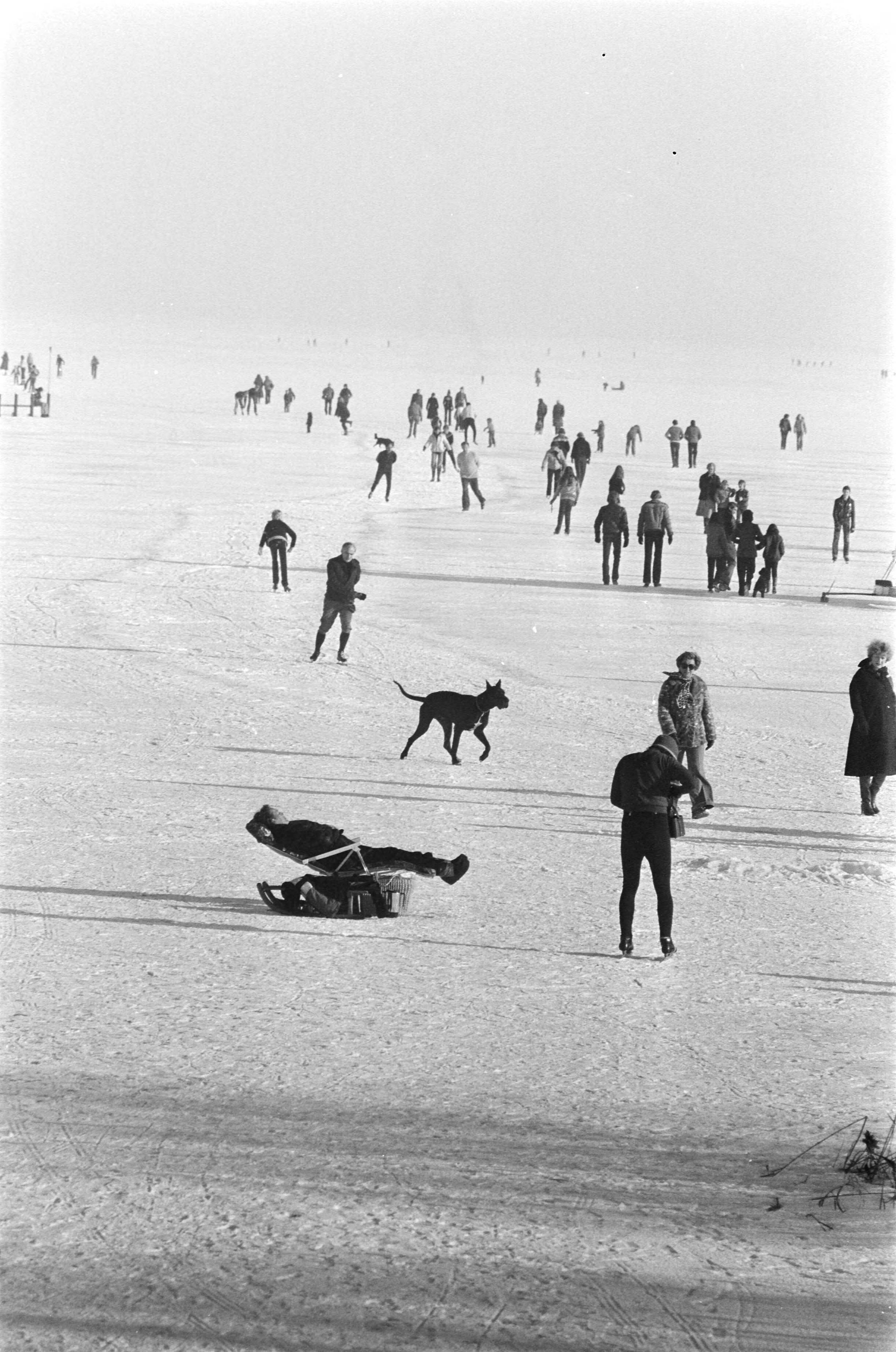 Fotocollectie Anefo — IJspret; op de Gouwzee bij Monnickendam met op de voorgro dame in ligstoel — Foto: Bogaerts, Rob / Anefo. Licentie: Set B: Rechtenvrij / Publiek Domein. Bron: Nationaal Archief. http://hdl.handle.net/10648/acc290c0-d0b4-102d-bcf8-003048976d84