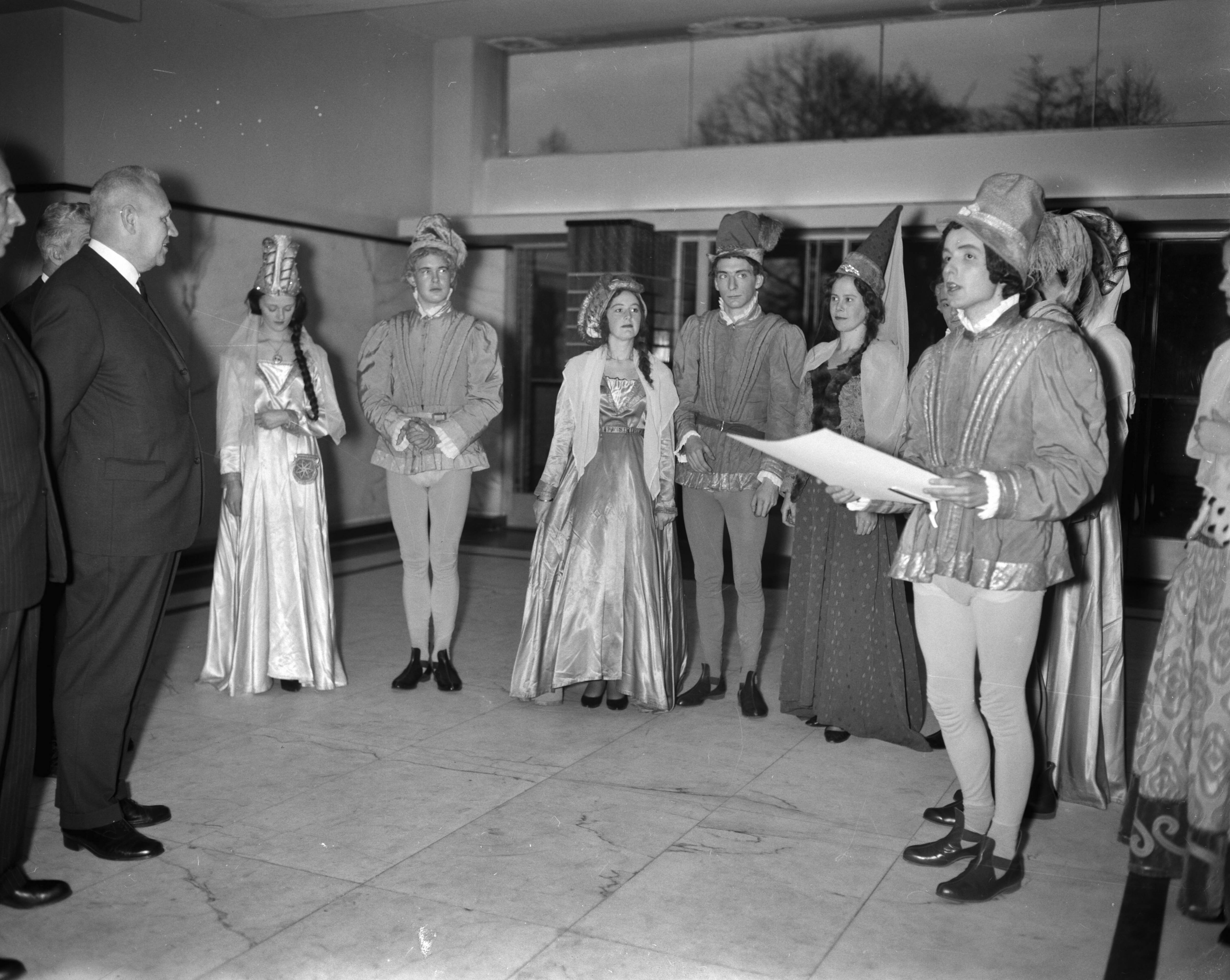 Fotocollectie Anefo — "Philips de Goede" bij burgemeester Boot van Hilversum. Als Bourgondiërs verklede studenten bieden stadsrechten aan — Foto: Bilsen, Joop van / Anefo. Licentie: Set B: Rechtenvrij / Publiek Domein. Bron: Nationaal Archief. http://hdl.handle.net/10648/a9edd2ec-d0b4-102d-bcf8-003048976d84