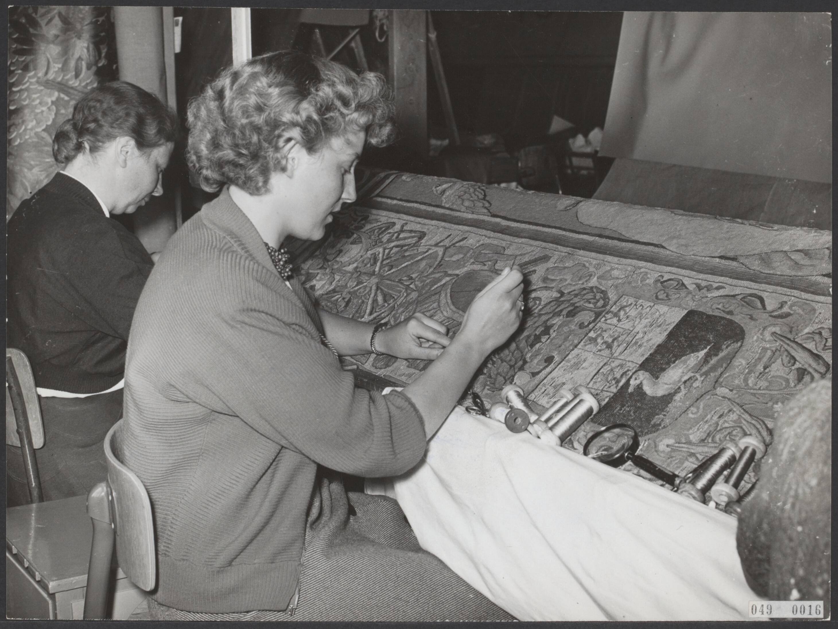 Fotocollectie Elsevier Binnenland — Werkplaats voor antiek textiel te Haarlem. Onder handen is een uit het provinciehuis te Middelburg afkomstige gobelin: de "Willem-tapijt", Willem de Zwijger. Het 17e eeuwse tapijt is 3 meter lang — Foto: Fotograaf Onbekend / Anefo. Licentie: Set B: Rechtenvrij / Publiek Domein. Bron: Nationaal Archief. http://hdl.handle.net/10648/ae019864-d0b4-102d-bcf8-003048976d84
