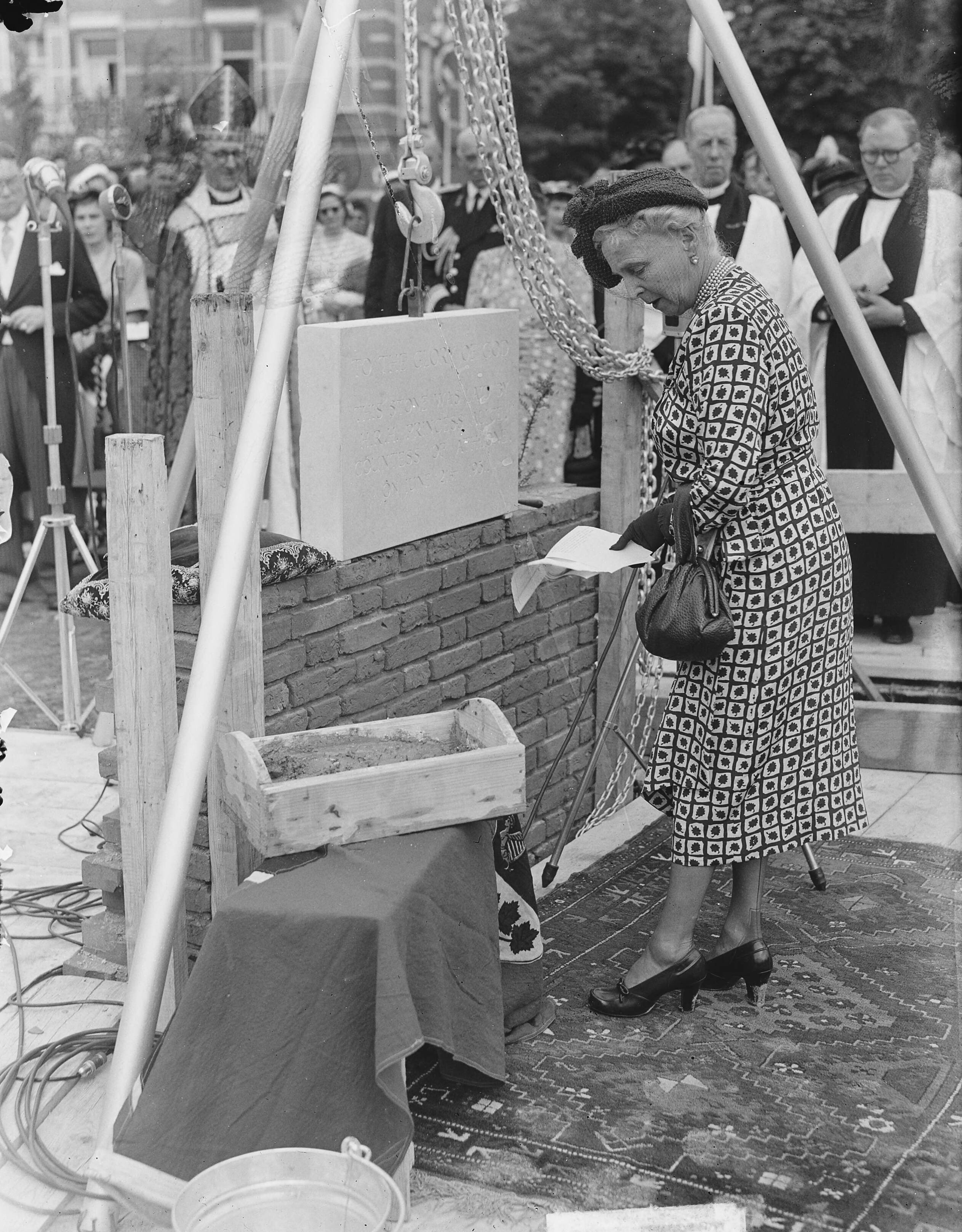 Fotocollectie Anefo — Eerste steenlegging voor de nieuwe Engelse en Amerikaanse Episcopale kerk aan de Riouwstraat te Den Haag, door Prinses Alice, gravin van Athlone — Foto: Duinen, H. van / Anefo. Licentie: Set B: Rechtenvrij / Publiek Domein. Bron: Nationaal Archief. http://hdl.handle.net/10648/a8ebd92a-d0b4-102d-bcf8-003048976d84