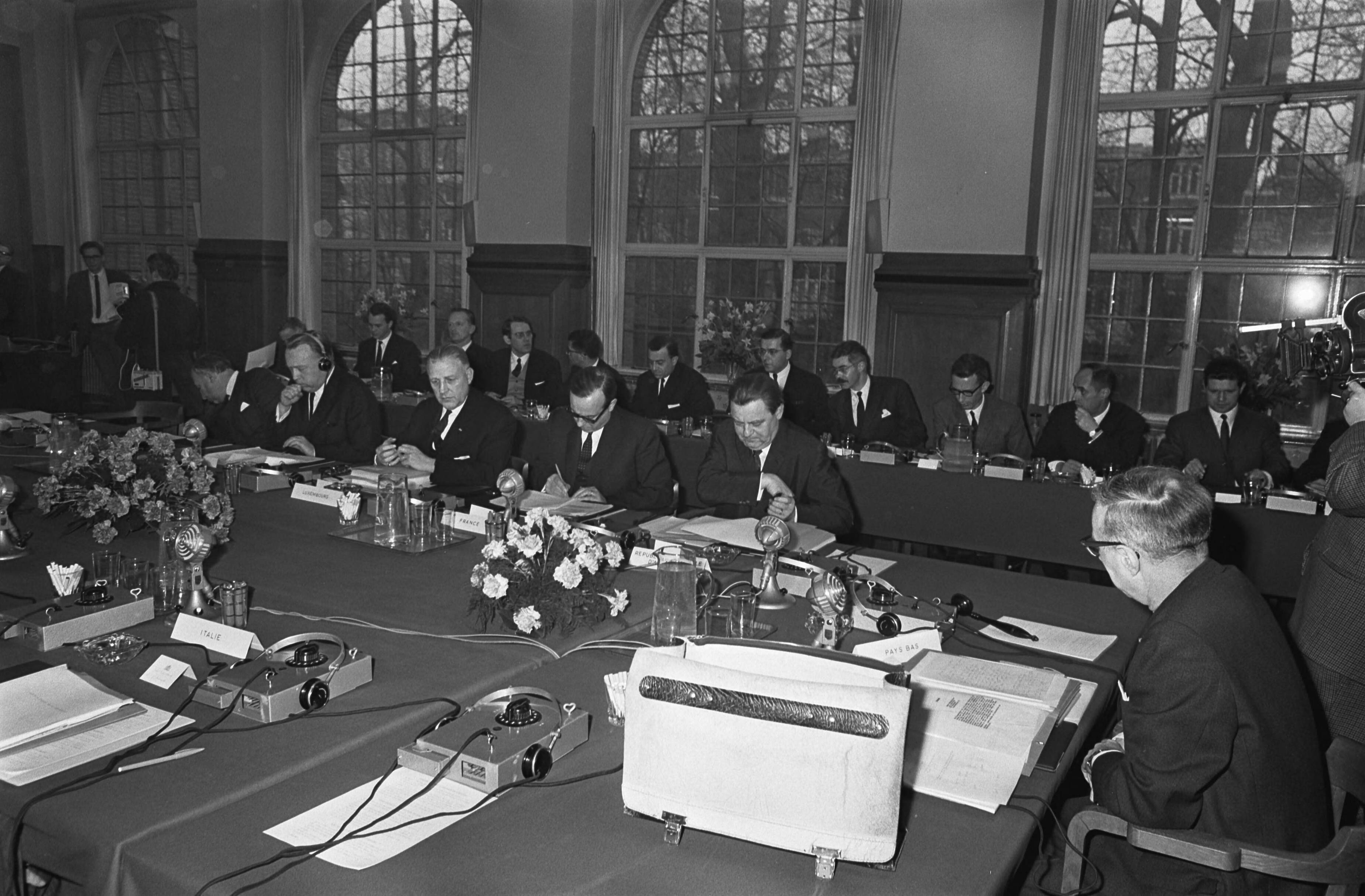 Fotocollectie Anefo — Ministers van Financien van EEG bijeen in Vredespaleis te Den Haag , overzicht vergadering — Foto: Koch, Eric / Anefo. Licentie: Set B: Rechtenvrij / Publiek Domein. Bron: Nationaal Archief. http://hdl.handle.net/10648/ab0c8178-d0b4-102d-bcf8-003048976d84