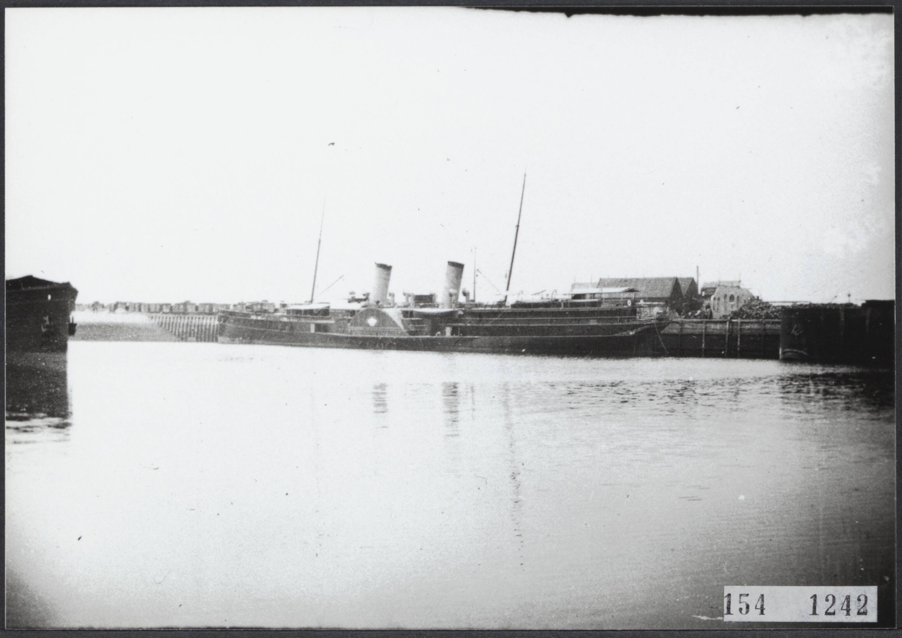 Serie Vanneufville (fotograaf uit Tourcoing 1855-1938) — Een stoomschip (raderboot) in de haven van Vlissingen — Foto: Vanneufville, Leonce Bertile. Licentie: Set B: Rechtenvrij / Publiek Domein. Bron: Nationaal Archief. http://hdl.handle.net/10648/fdaf4adf-8fee-a684-ec20-66e56b3f691e